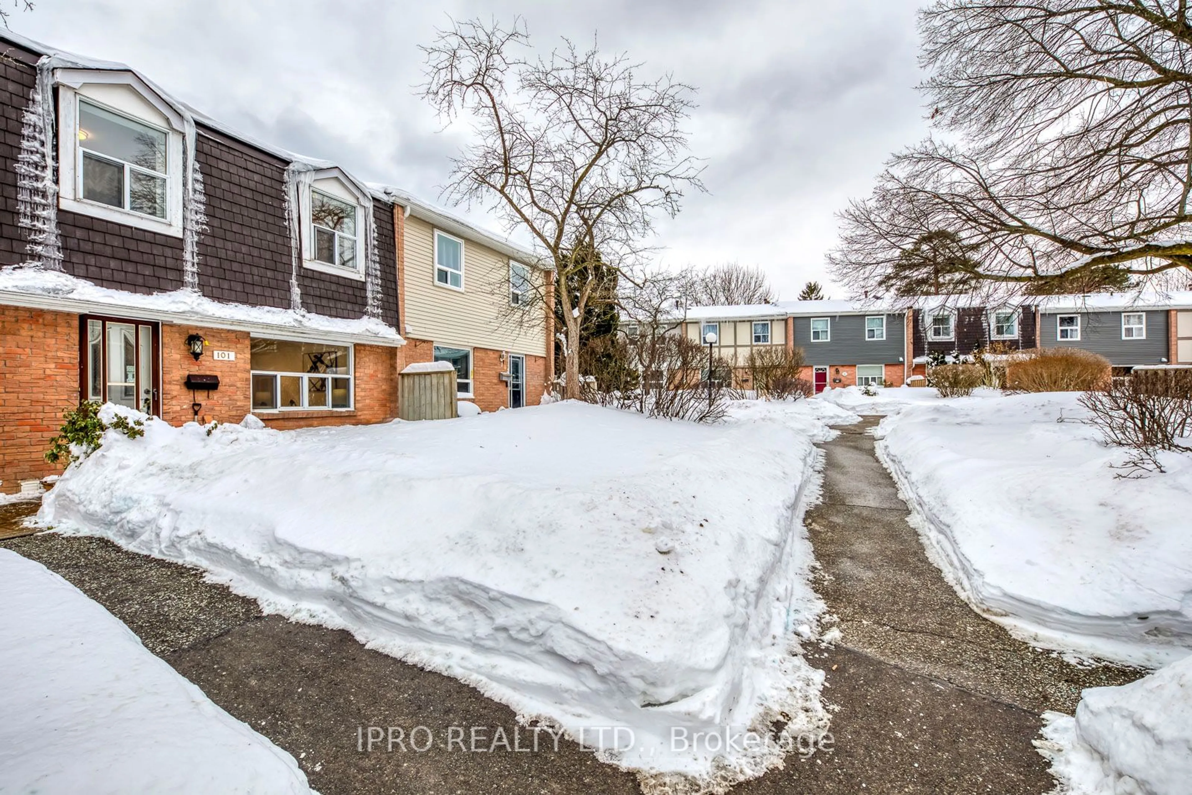 A pic from outside/outdoor area/front of a property/back of a property/a pic from drone, street for 1050 Shawnmarr Rd #101, Mississauga Ontario L5H 3V1