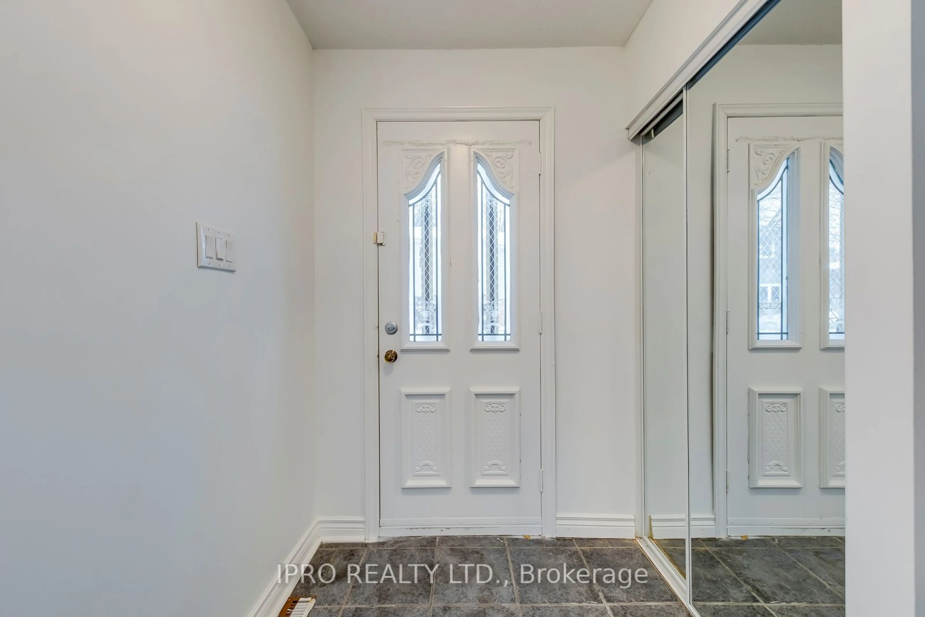 Indoor entryway for 1050 Shawnmarr Rd #101, Mississauga Ontario L5H 3V1