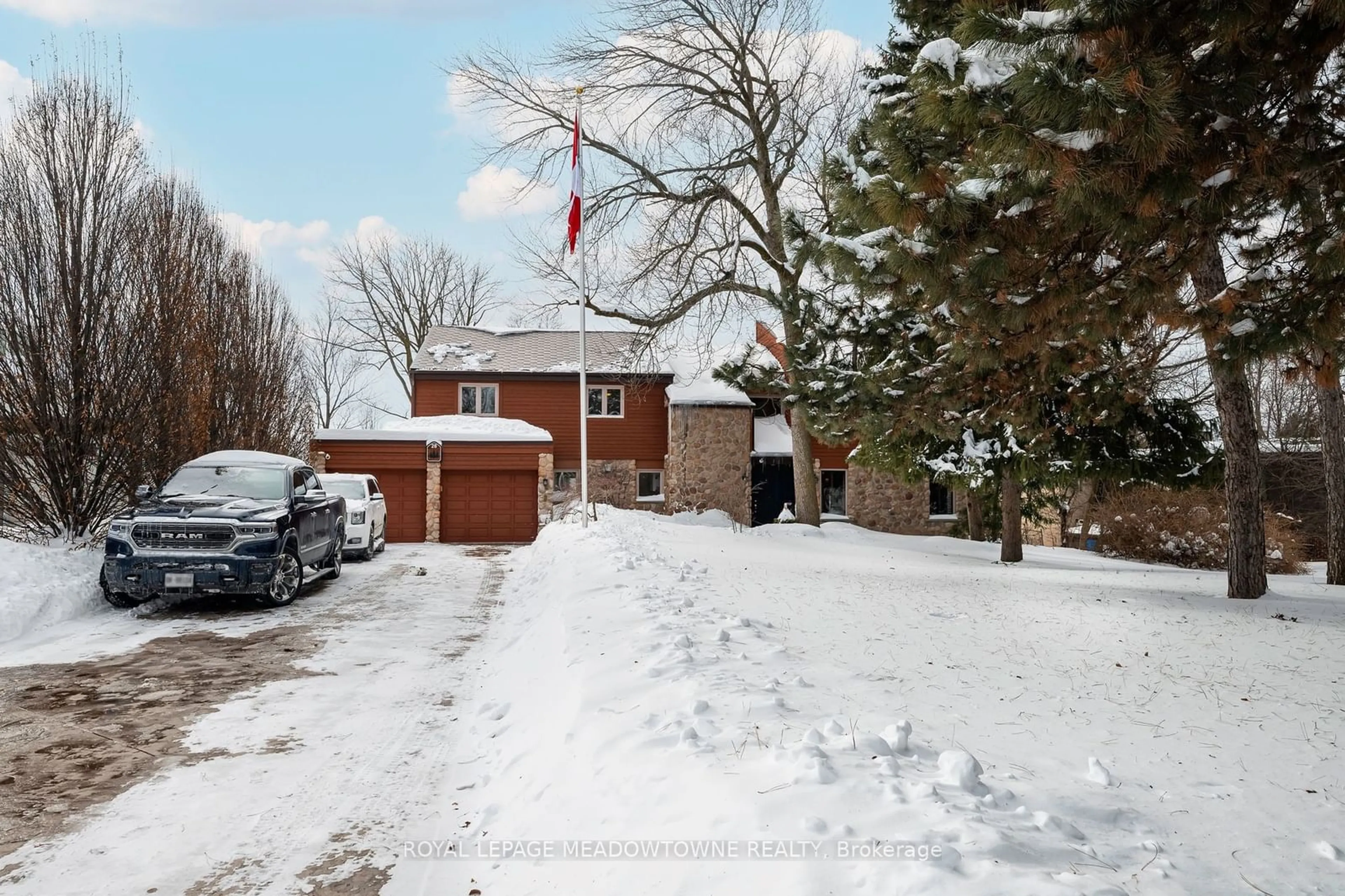 A pic from outside/outdoor area/front of a property/back of a property/a pic from drone, street for 28 Pine Tree Cres, Brampton Ontario L6W 1C8