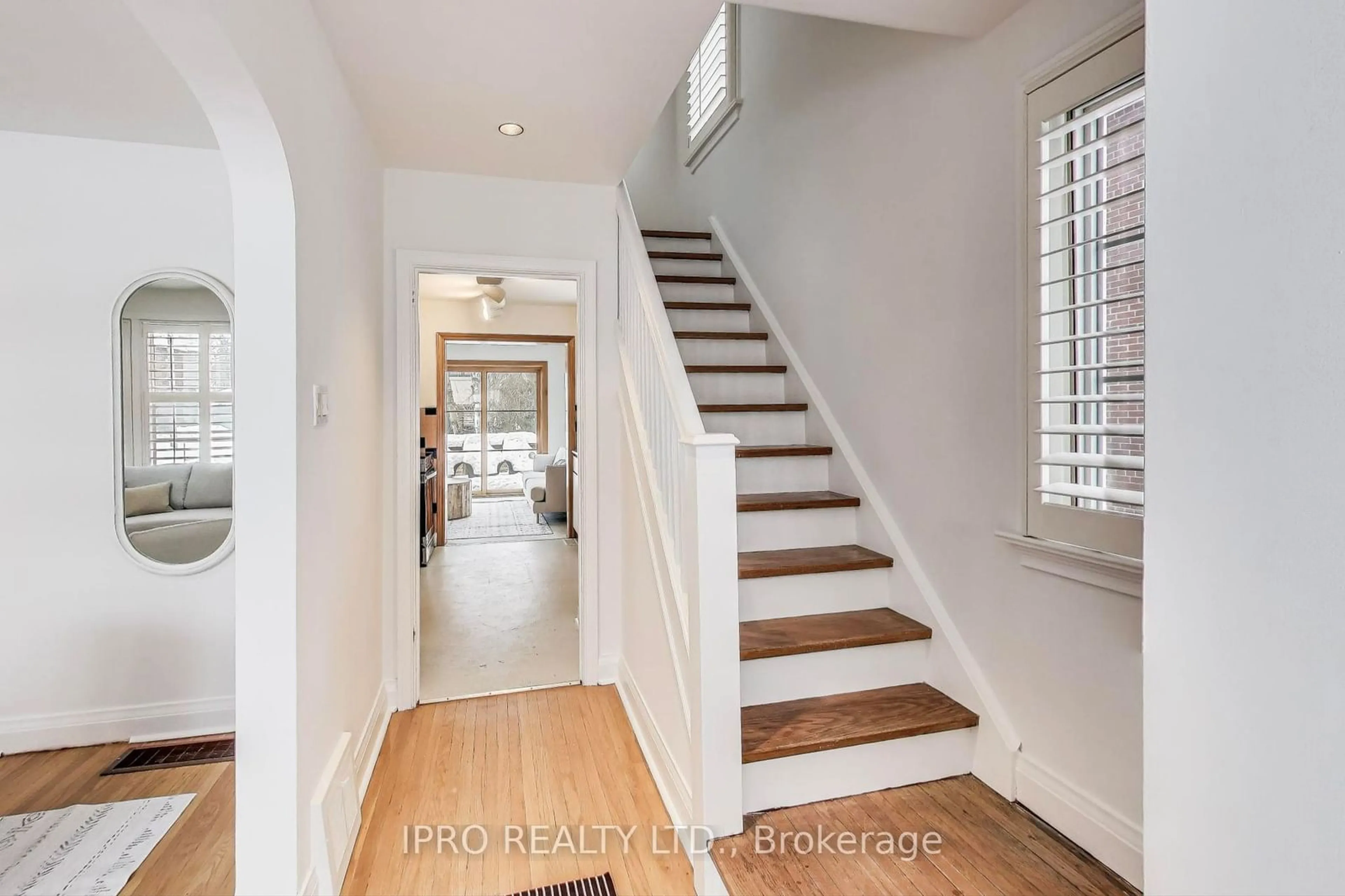 Indoor entryway for 34 Allanbrooke Dr, Toronto Ontario M9A 3N8