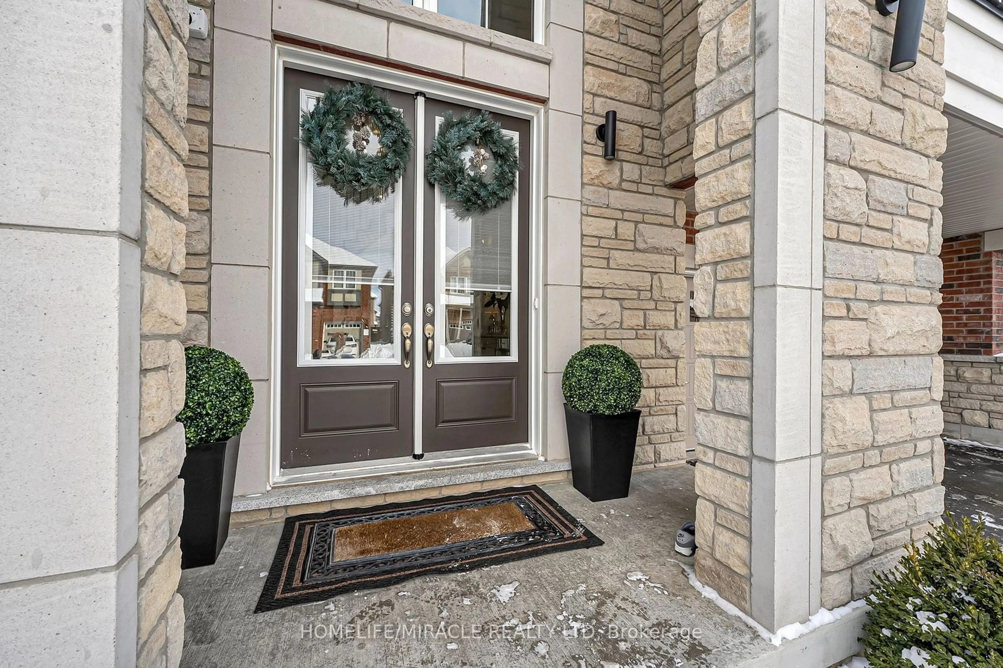 Indoor entryway for 111 Benhurst Cres, Brampton Ontario L7A 5A4