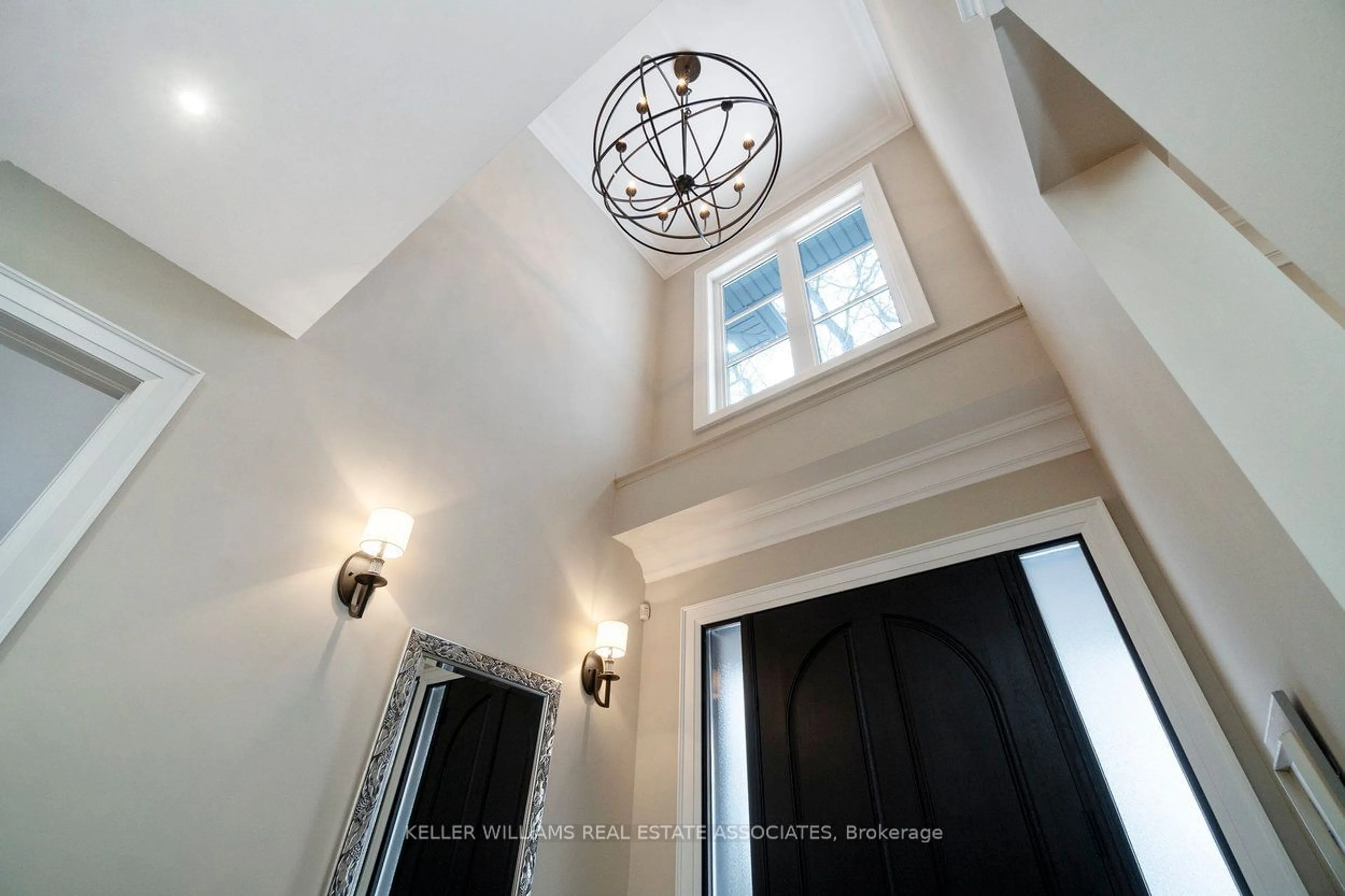 Indoor entryway for 2057 Snow Cres, Mississauga Ontario L4Y 1T3