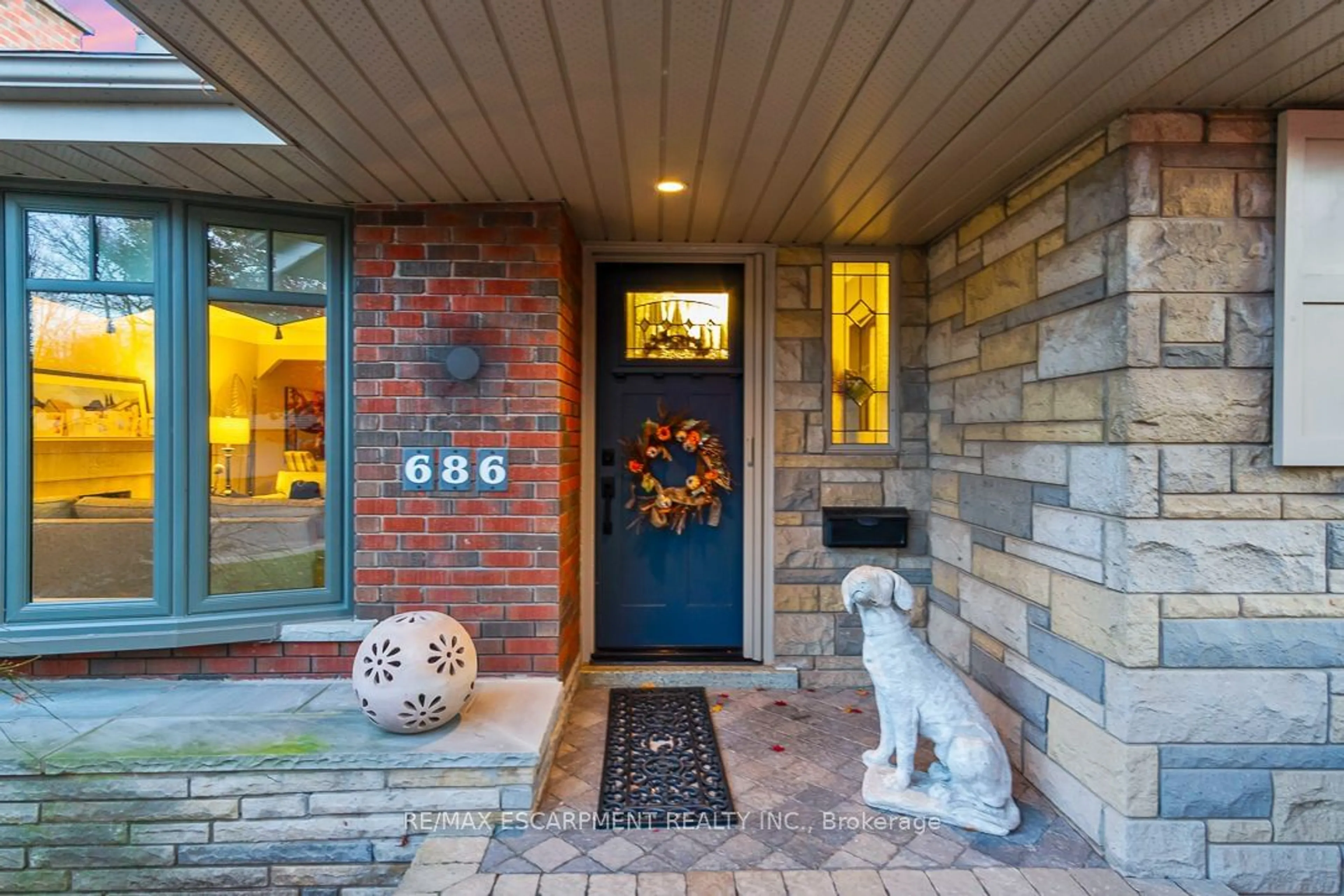 Indoor entryway for 686 Holt Dr, Burlington Ontario L7T 3N5