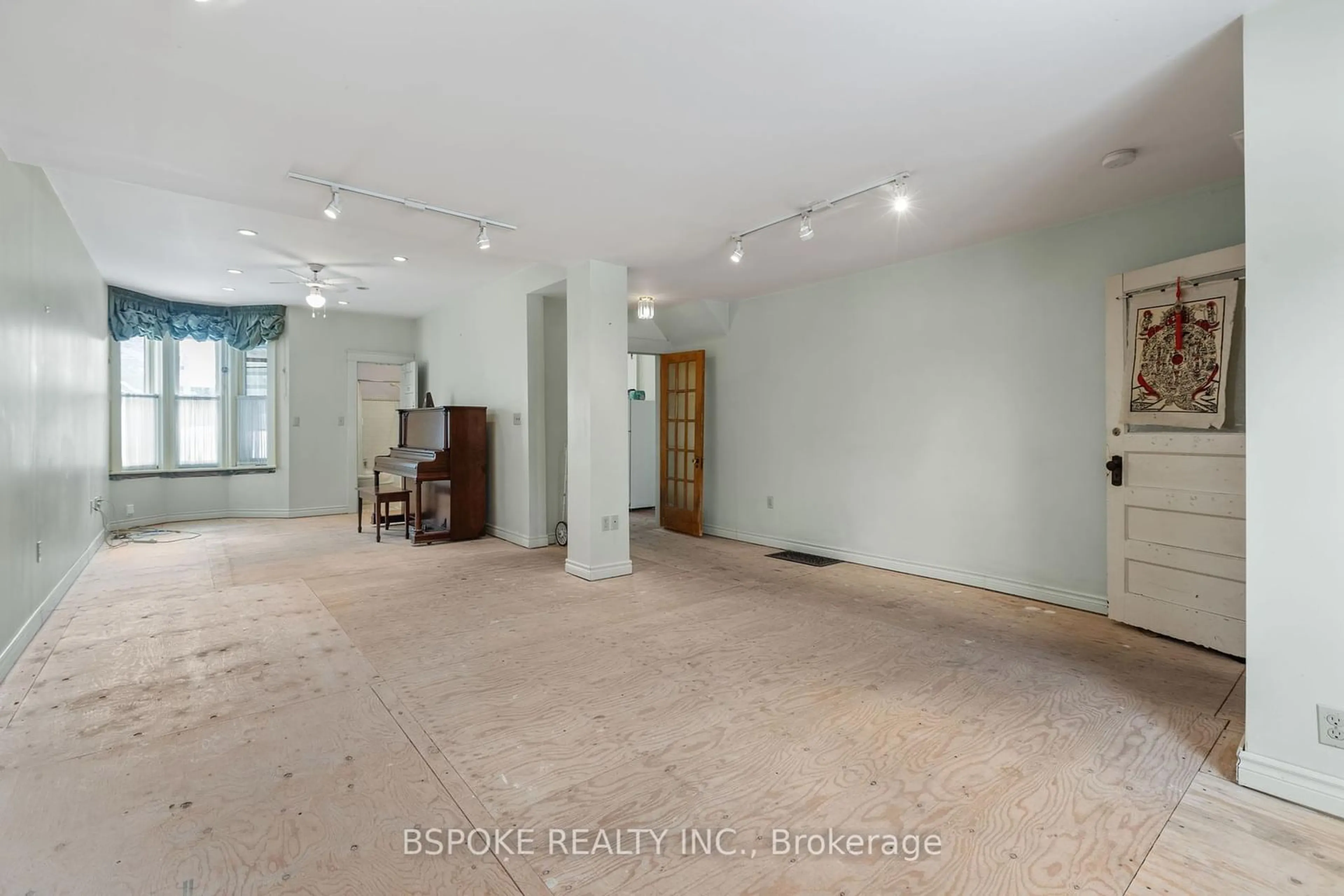 Indoor foyer for 9 Marmaduke St, Toronto Ontario M6R 1T1