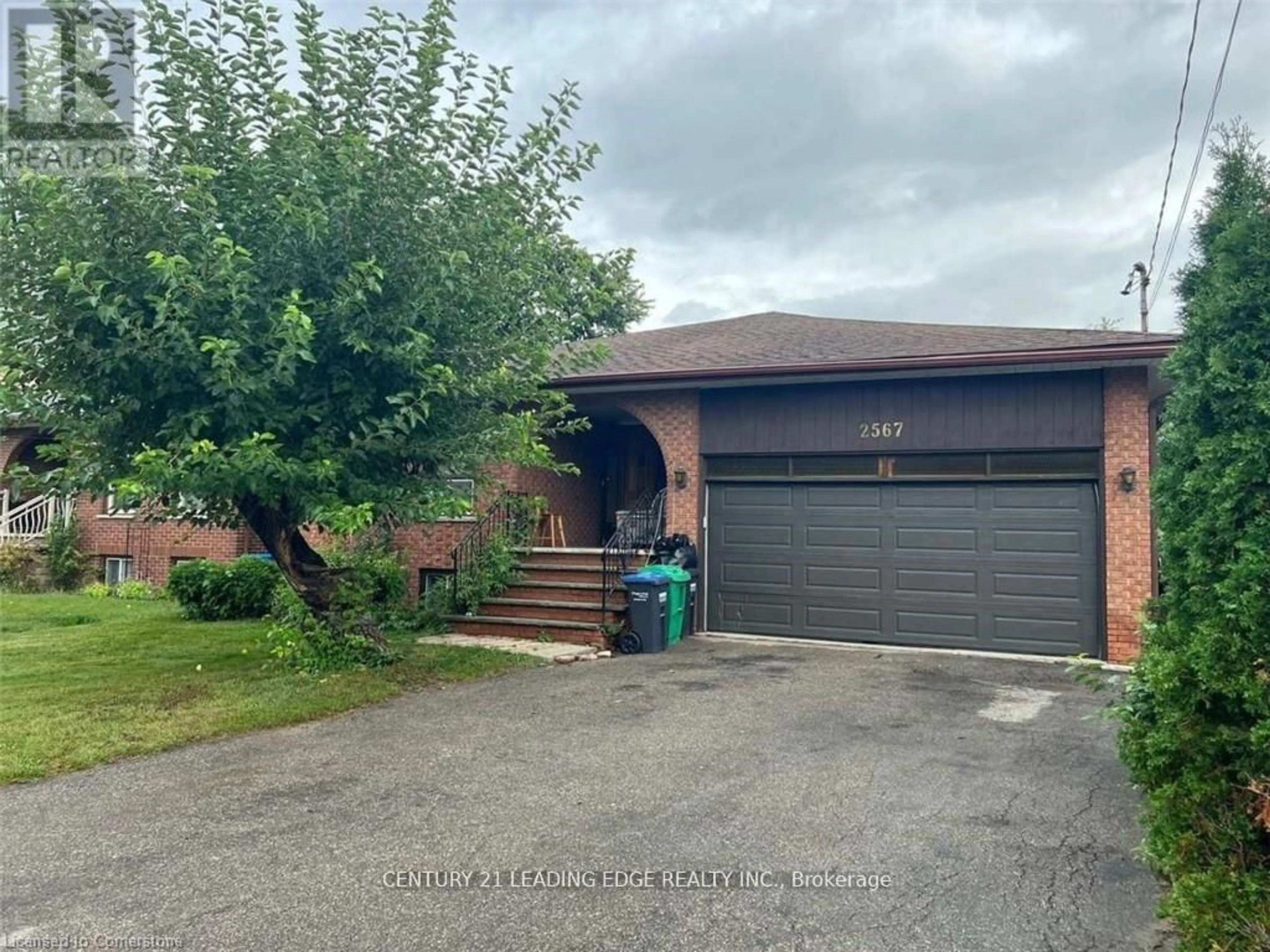 A pic from outside/outdoor area/front of a property/back of a property/a pic from drone, street for 2567 Cliff Rd, Mississauga Ontario L5A 2P5