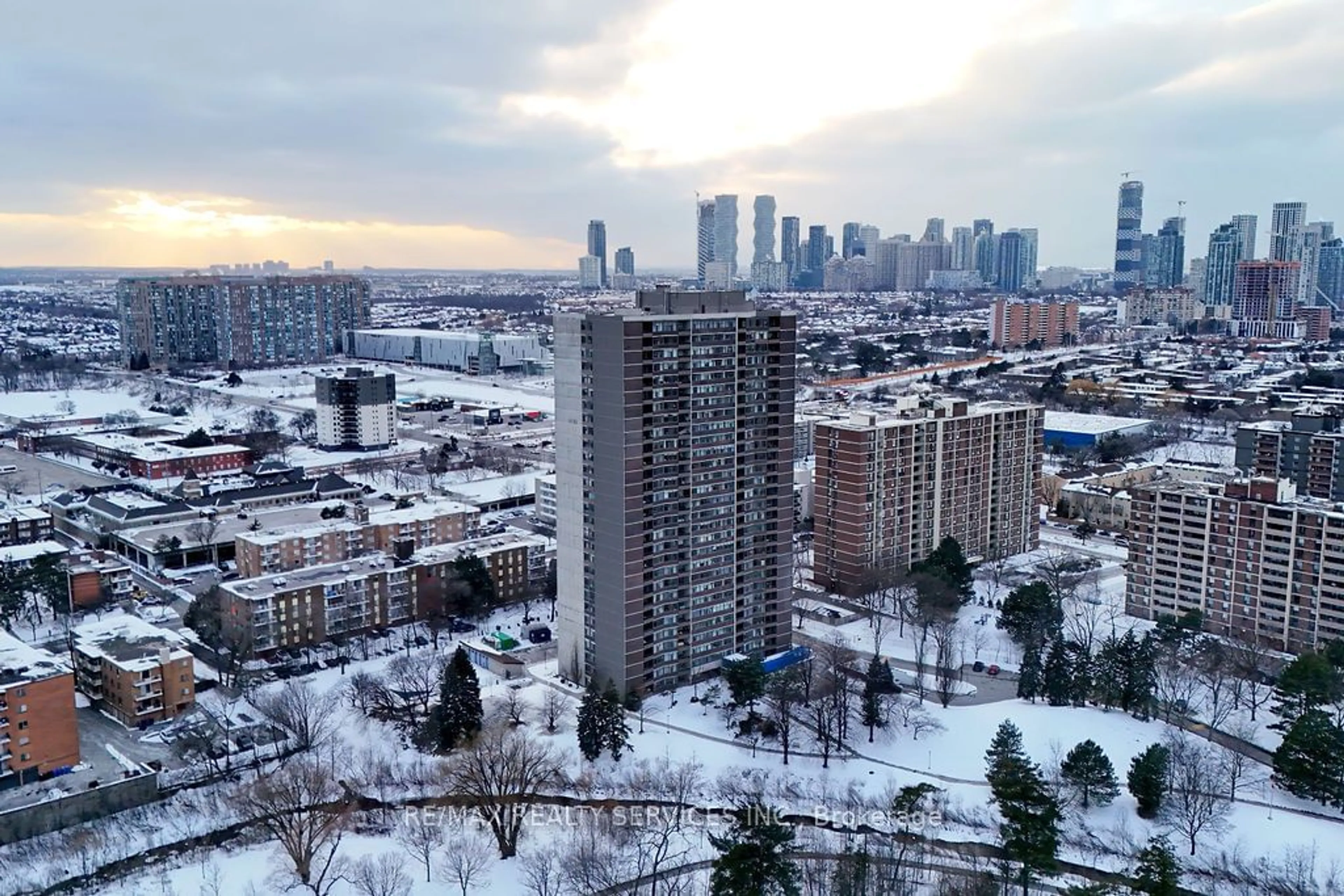 A pic from outside/outdoor area/front of a property/back of a property/a pic from drone, city buildings view from balcony for 3100 Kirwin Ave #2808, Mississauga Ontario L5A 3S6