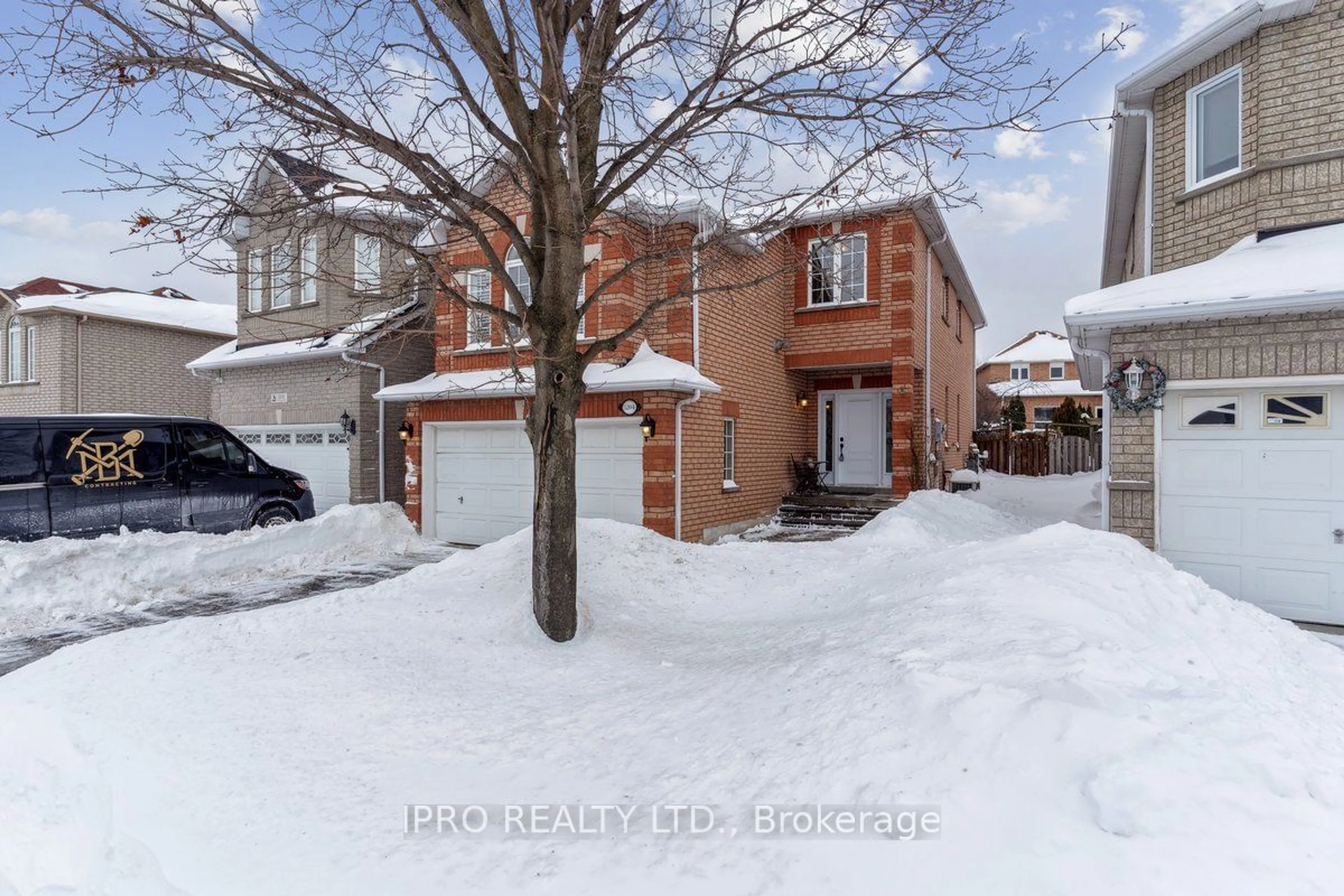 A pic from outside/outdoor area/front of a property/back of a property/a pic from drone, street for 5204 Red Brush Dr, Mississauga Ontario L4Z 4B4