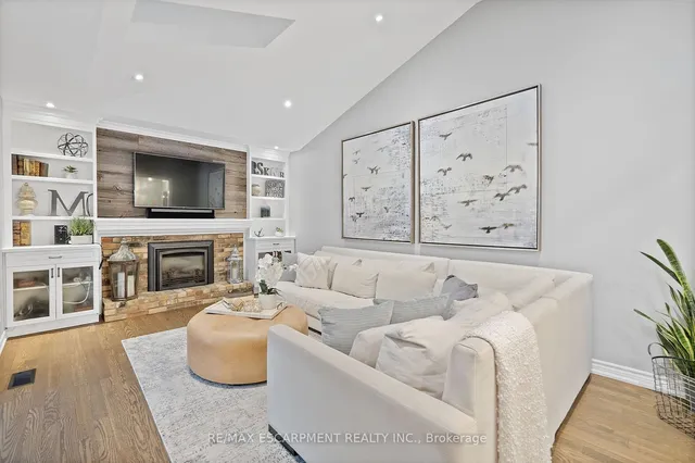 Additional property image - 344 Camelot Crt