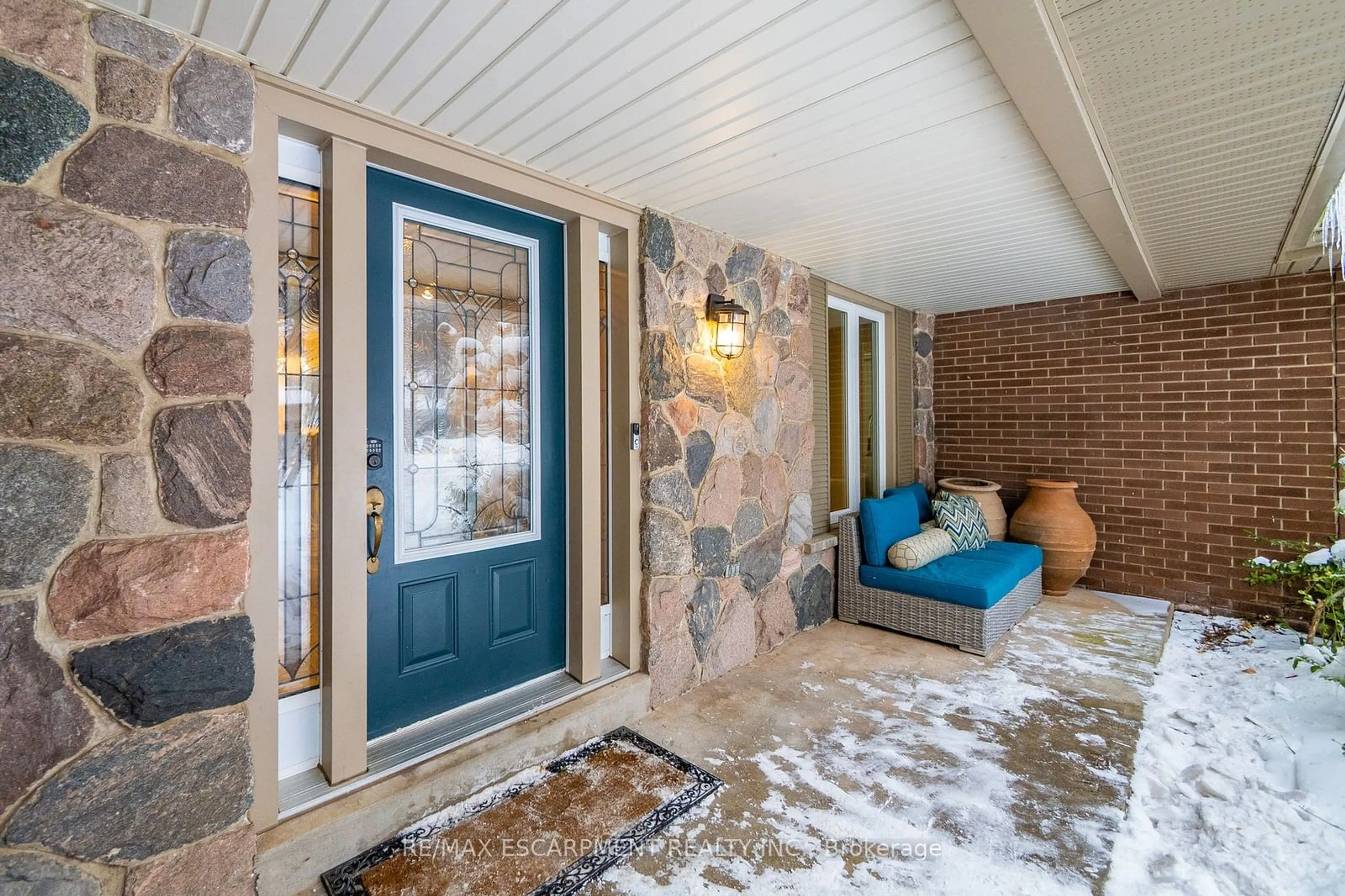 Indoor entryway for 344 Camelot Crt, Burlington Ontario L7L 2G3