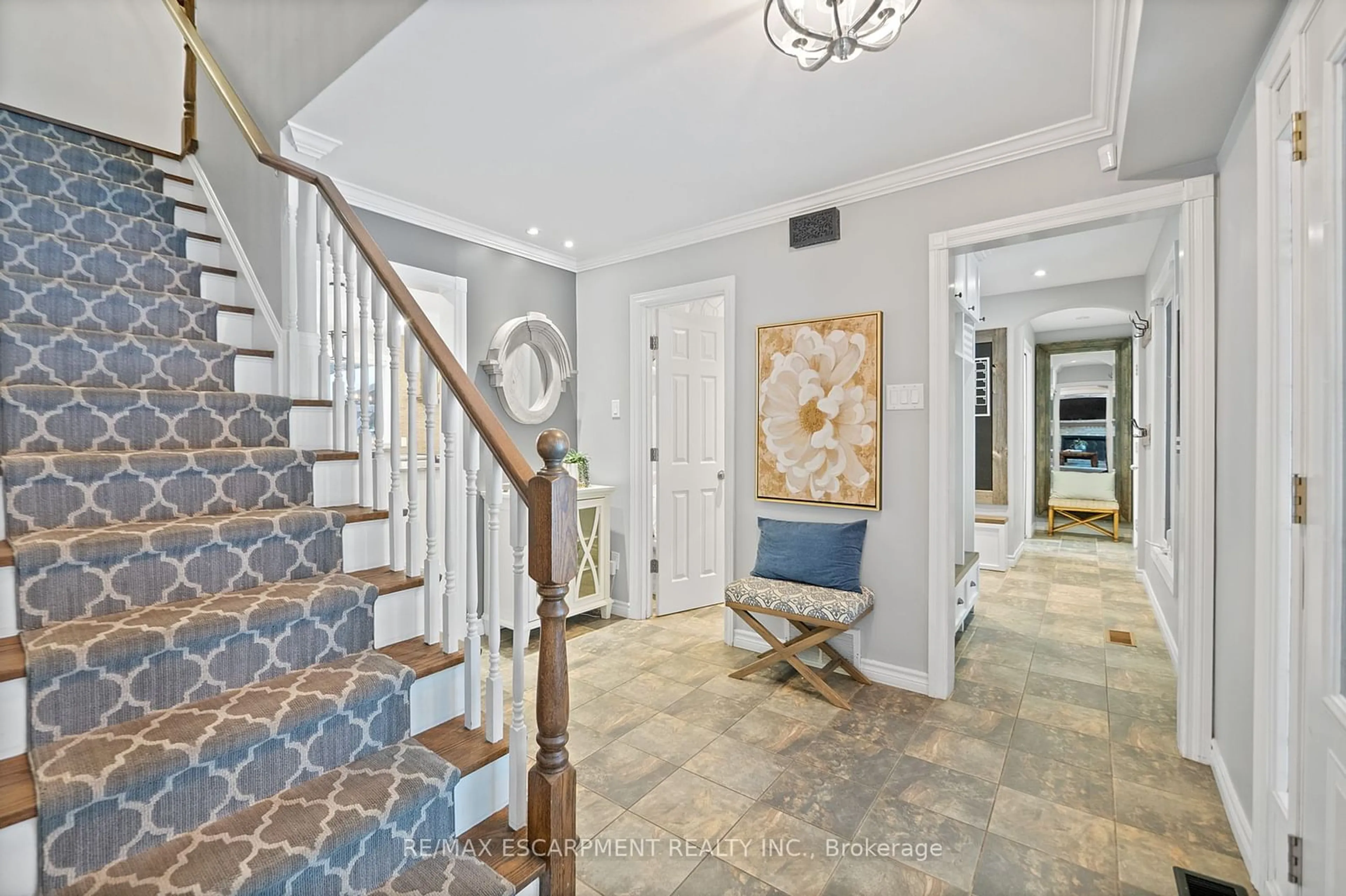 Indoor entryway for 344 Camelot Crt, Burlington Ontario L7L 2G3