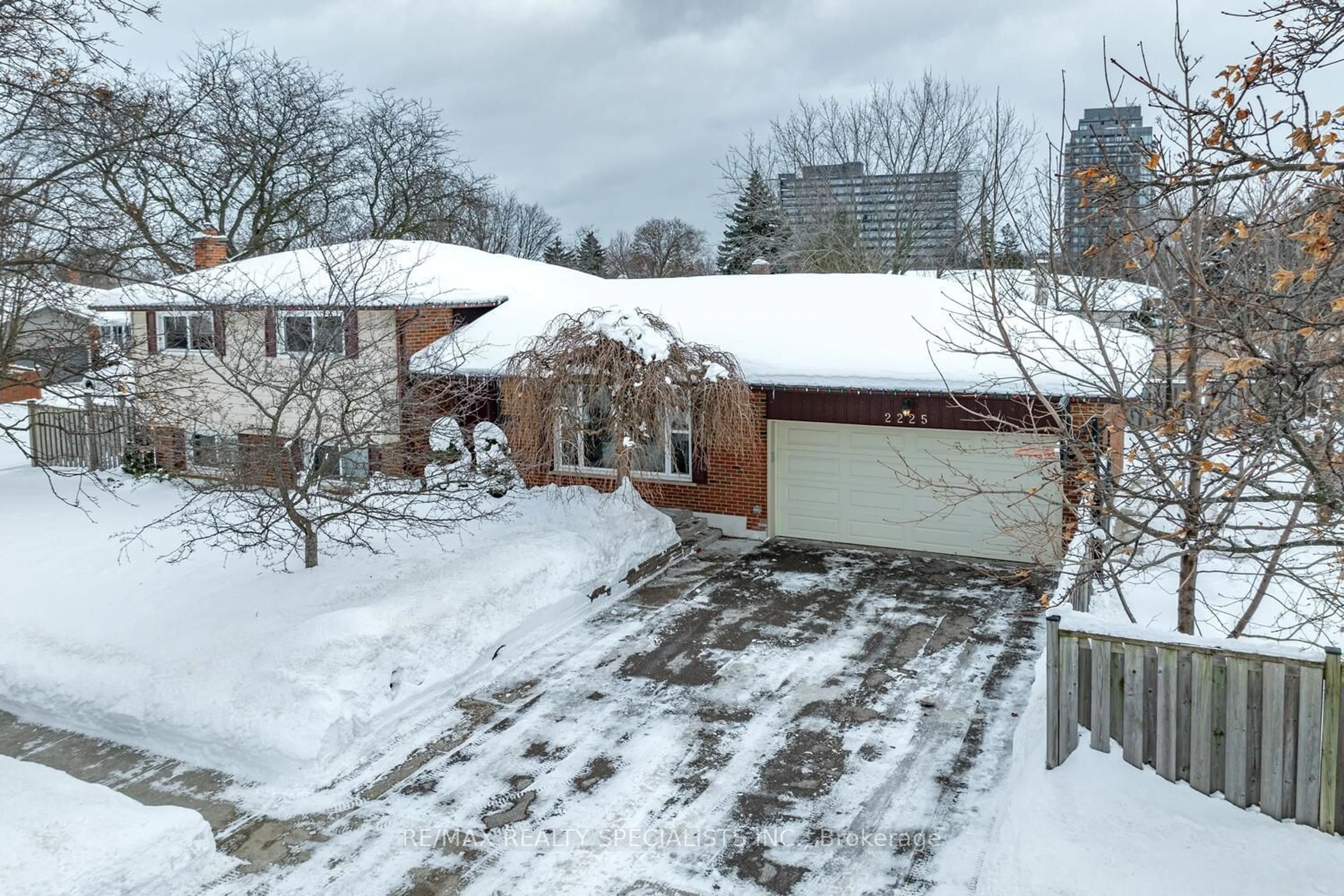 A pic from outside/outdoor area/front of a property/back of a property/a pic from drone, street for 2225 Waycross Cres, Mississauga Ontario L5K 1J5