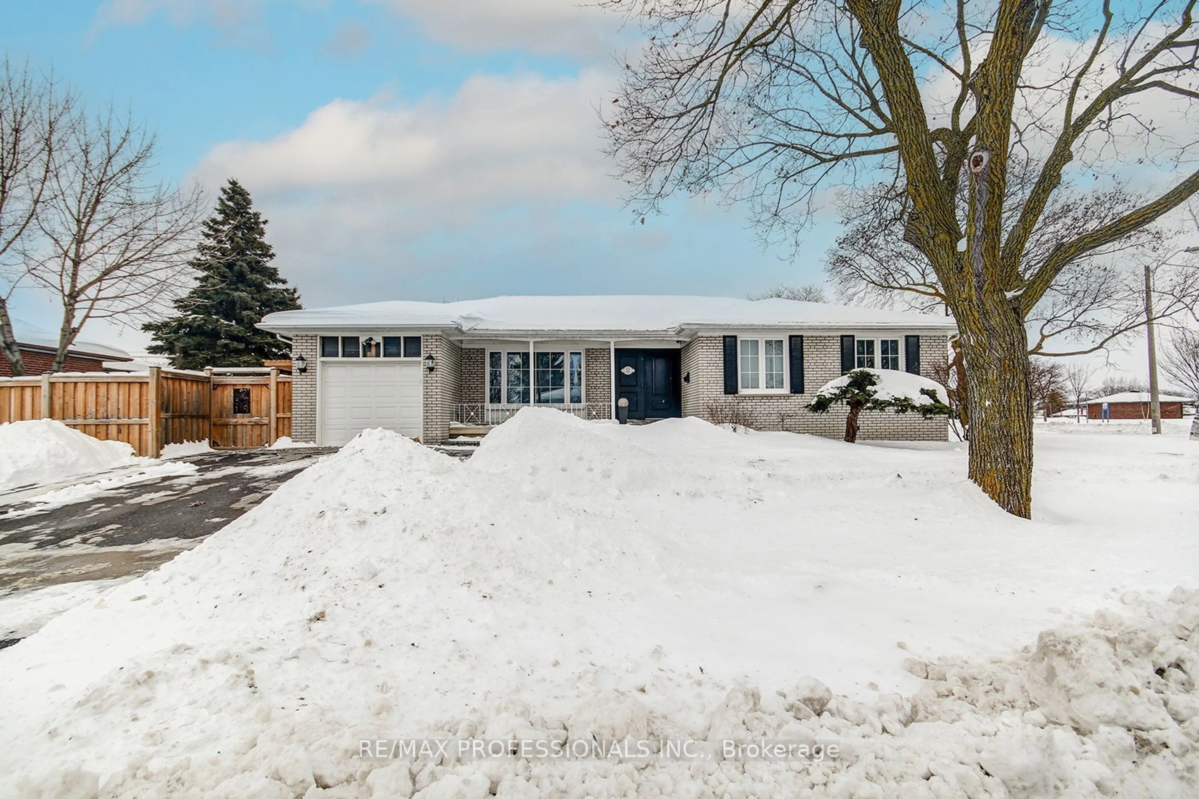 A pic from outside/outdoor area/front of a property/back of a property/a pic from drone, street for 57 Odessa Ave, Toronto Ontario M9C 4K3