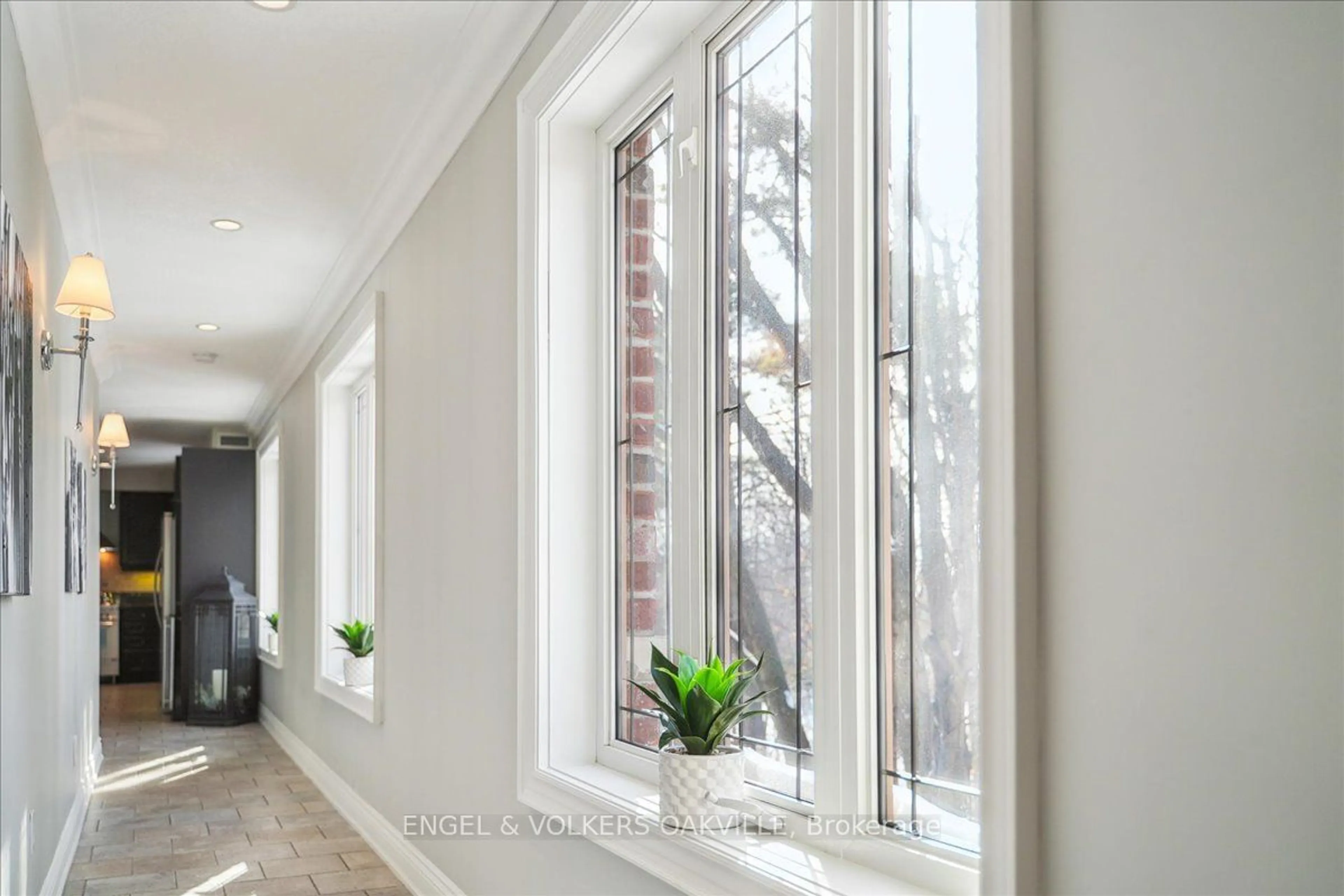 Indoor entryway for 390 Upper Middle Rd #306, Oakville Ontario L6H 0A5