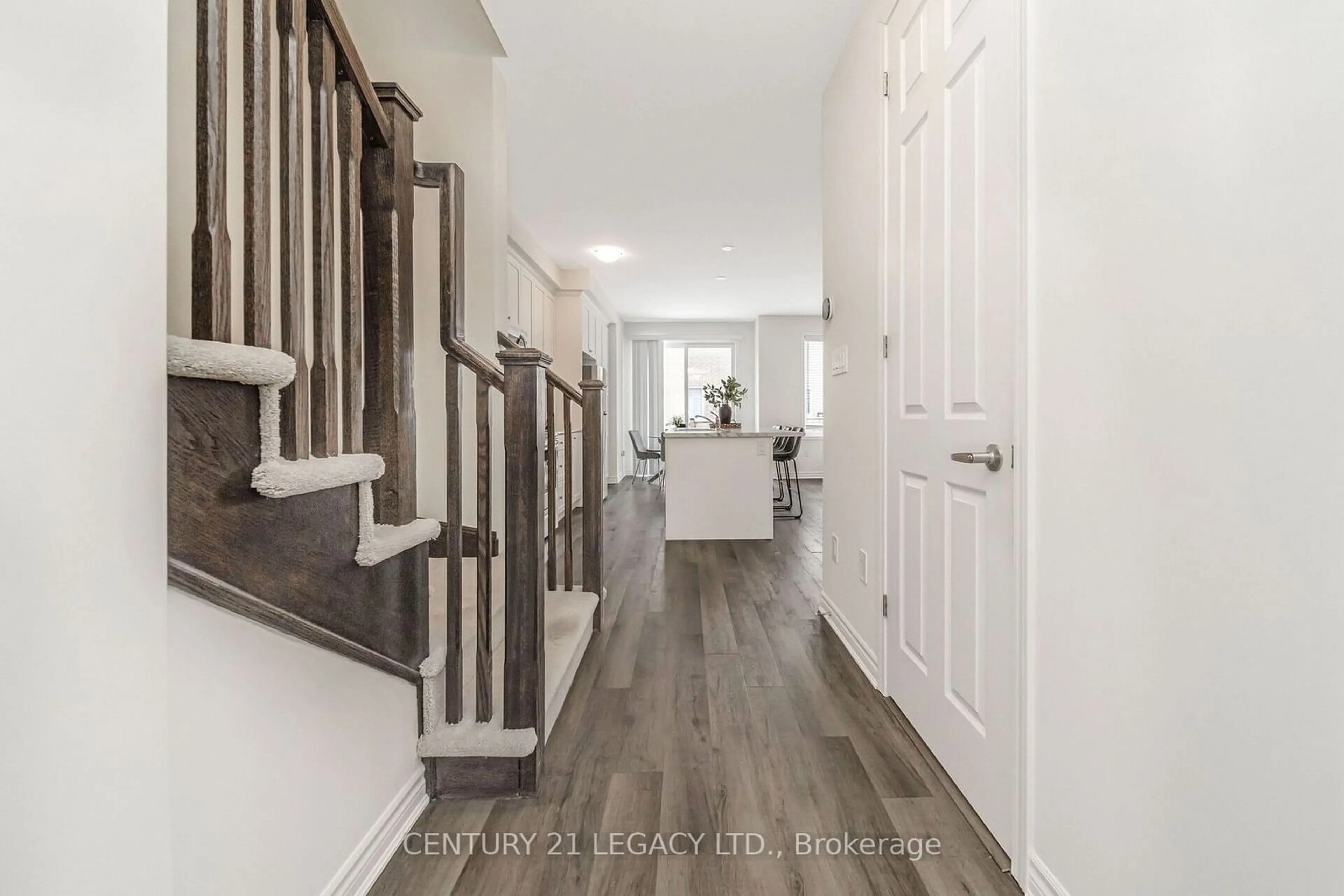 Indoor entryway for 932 Cherry Crt, Milton Ontario L9E 1P8