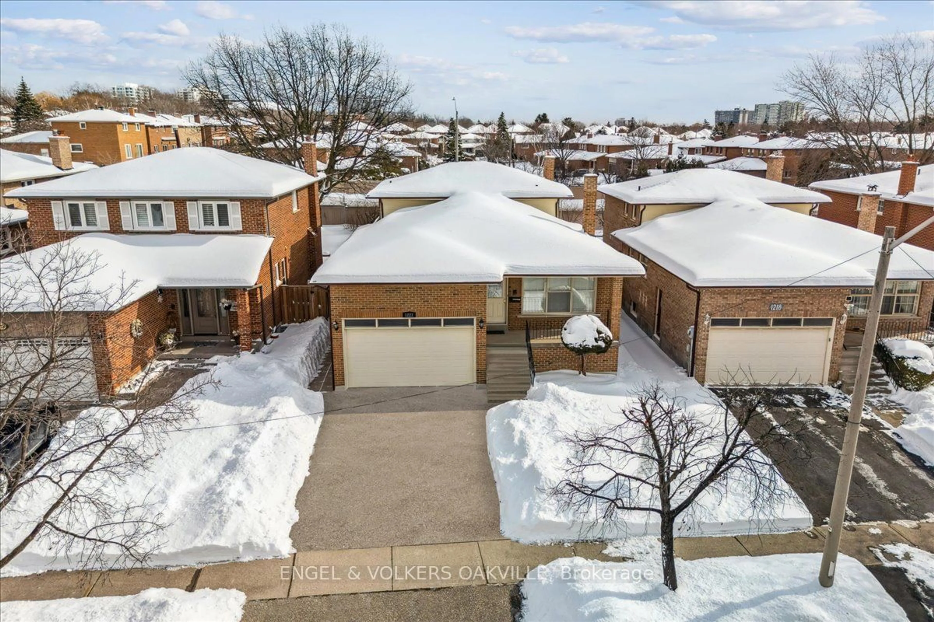 A pic from outside/outdoor area/front of a property/back of a property/a pic from drone, street for 1222 Larny Crt, Mississauga Ontario L4W 3N4