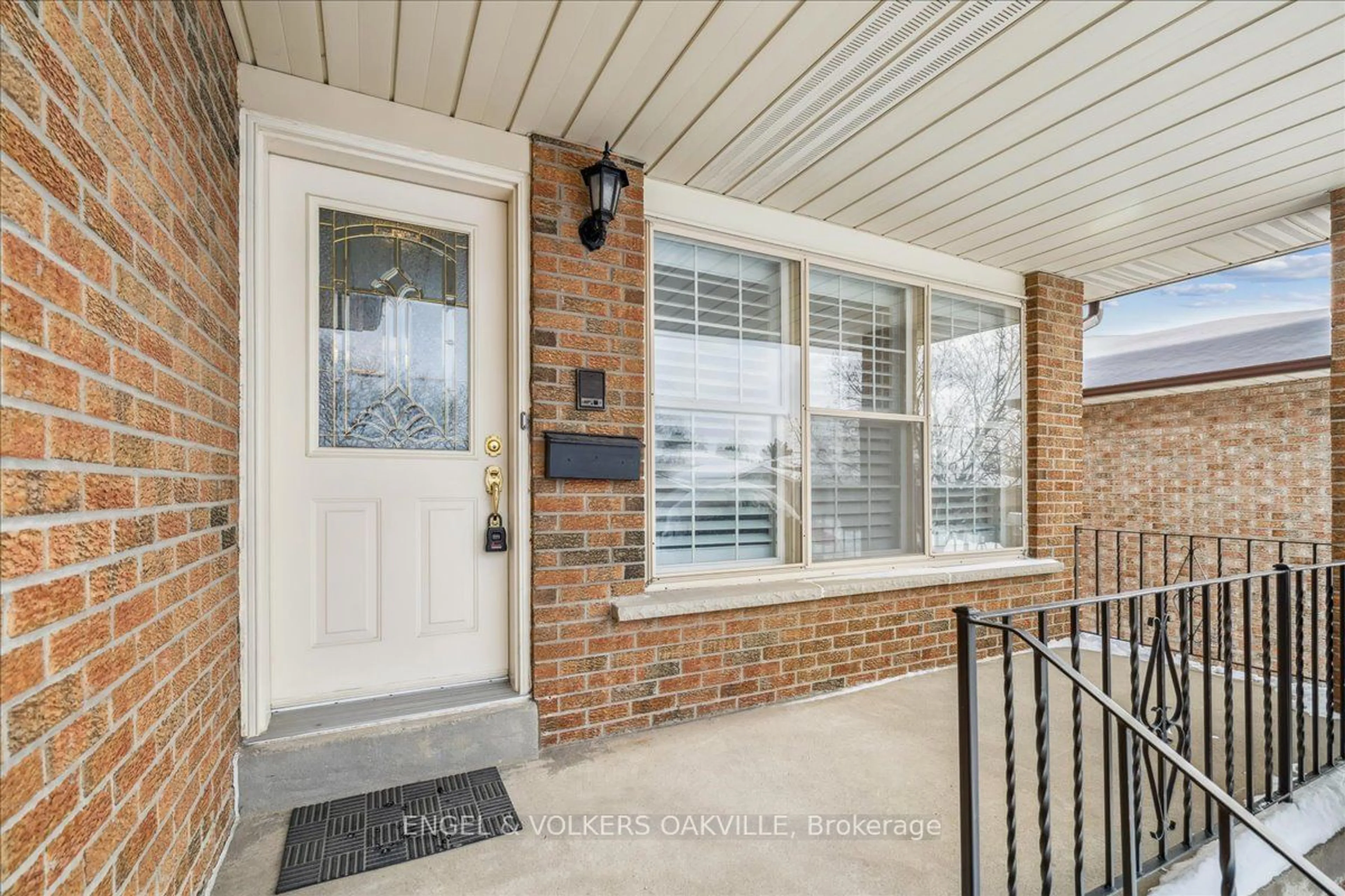 Indoor entryway for 1222 Larny Crt, Mississauga Ontario L4W 3N4