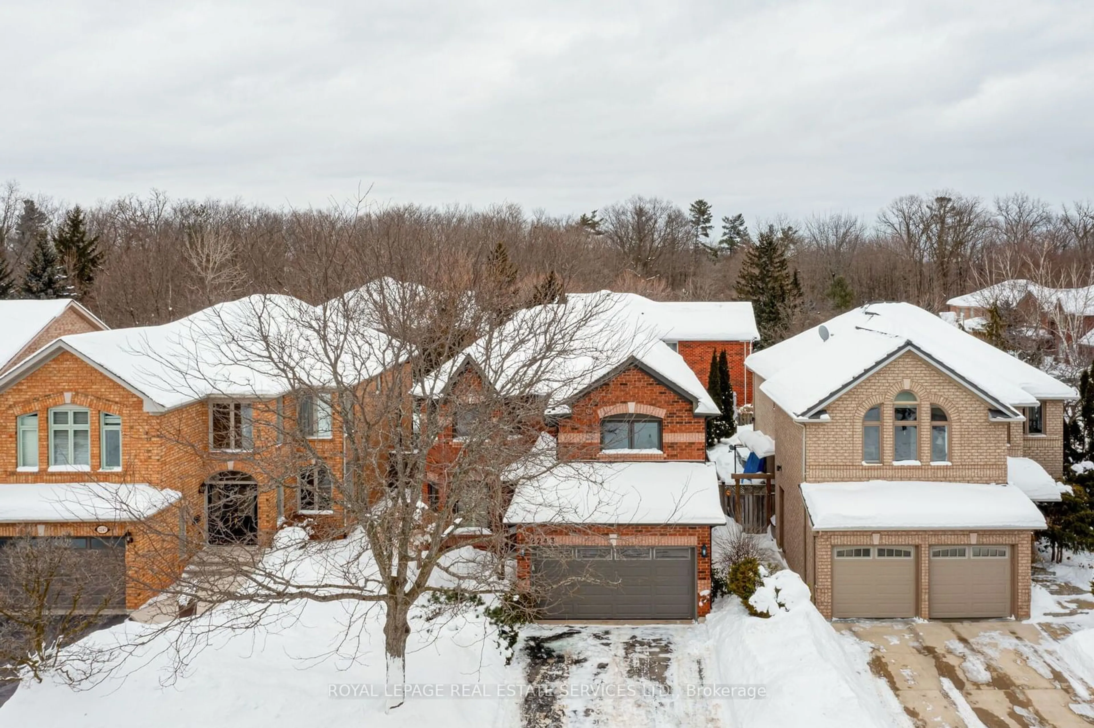 A pic from outside/outdoor area/front of a property/back of a property/a pic from drone, street for 2243 Vista Oak Rd, Oakville Ontario L6M 3L8