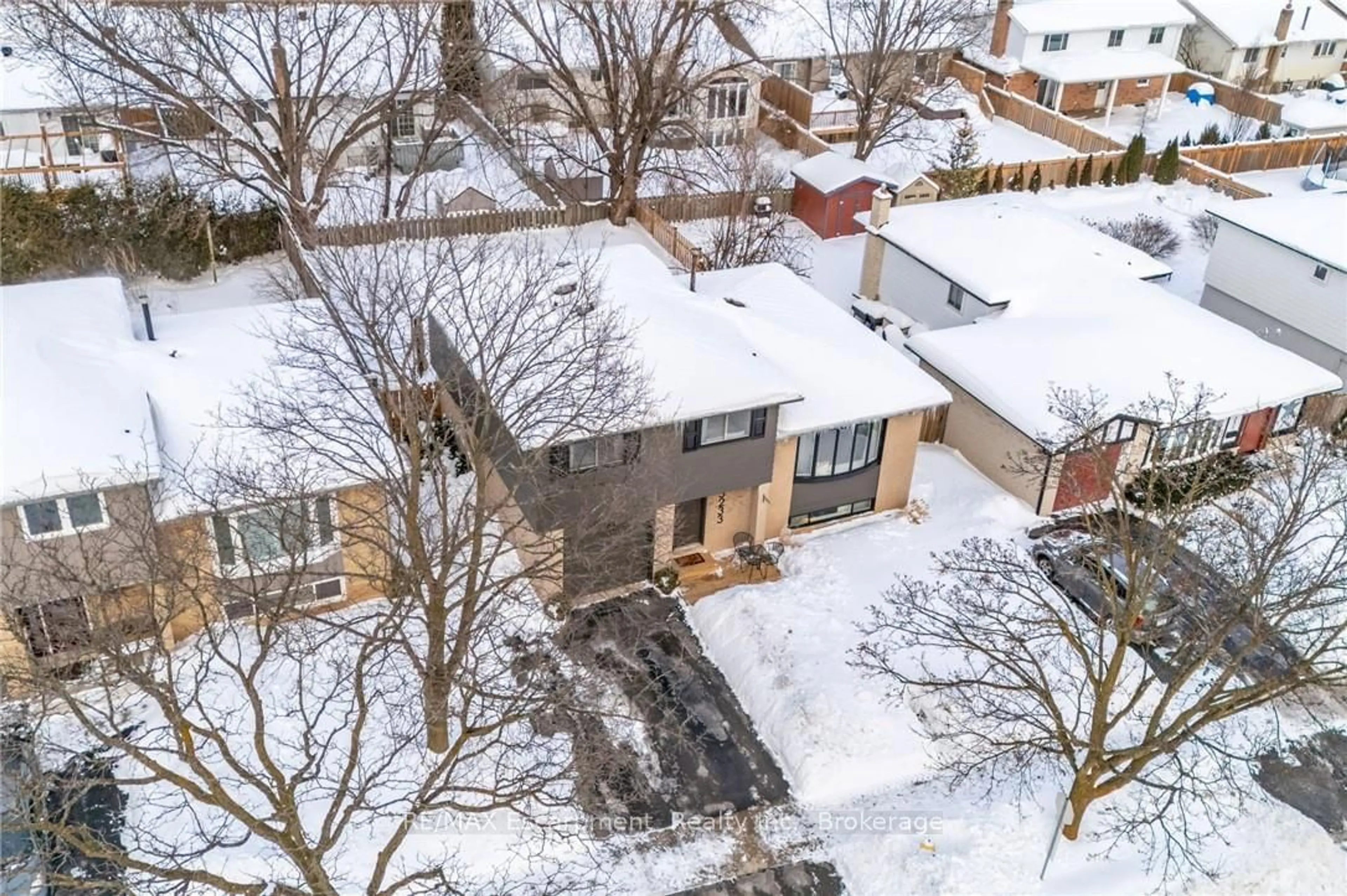 A pic from outside/outdoor area/front of a property/back of a property/a pic from drone, street for 3233 Lansdown Dr, Burlington Ontario L7M 1K1