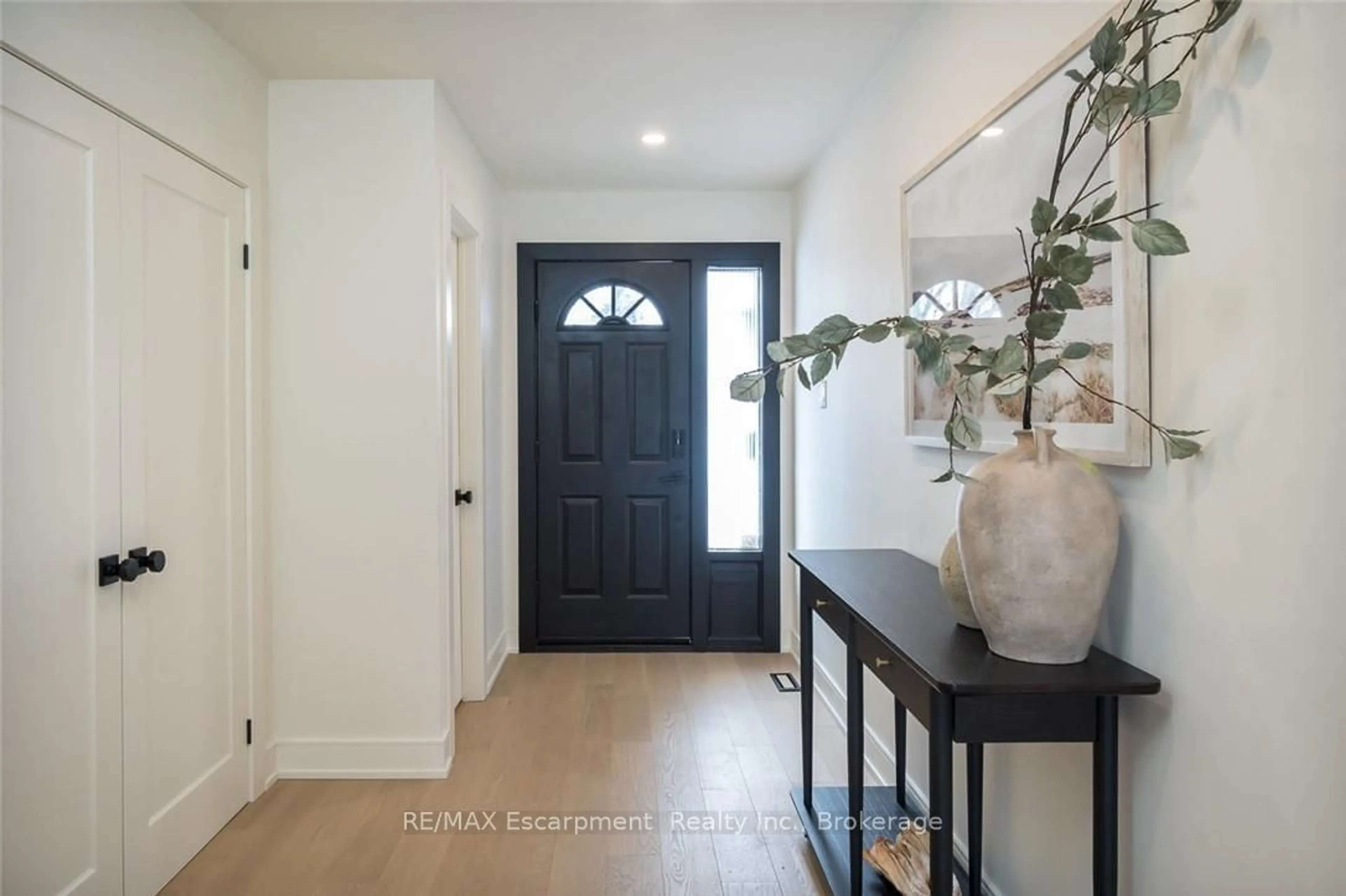 Indoor entryway for 3233 Lansdown Dr, Burlington Ontario L7M 1K1