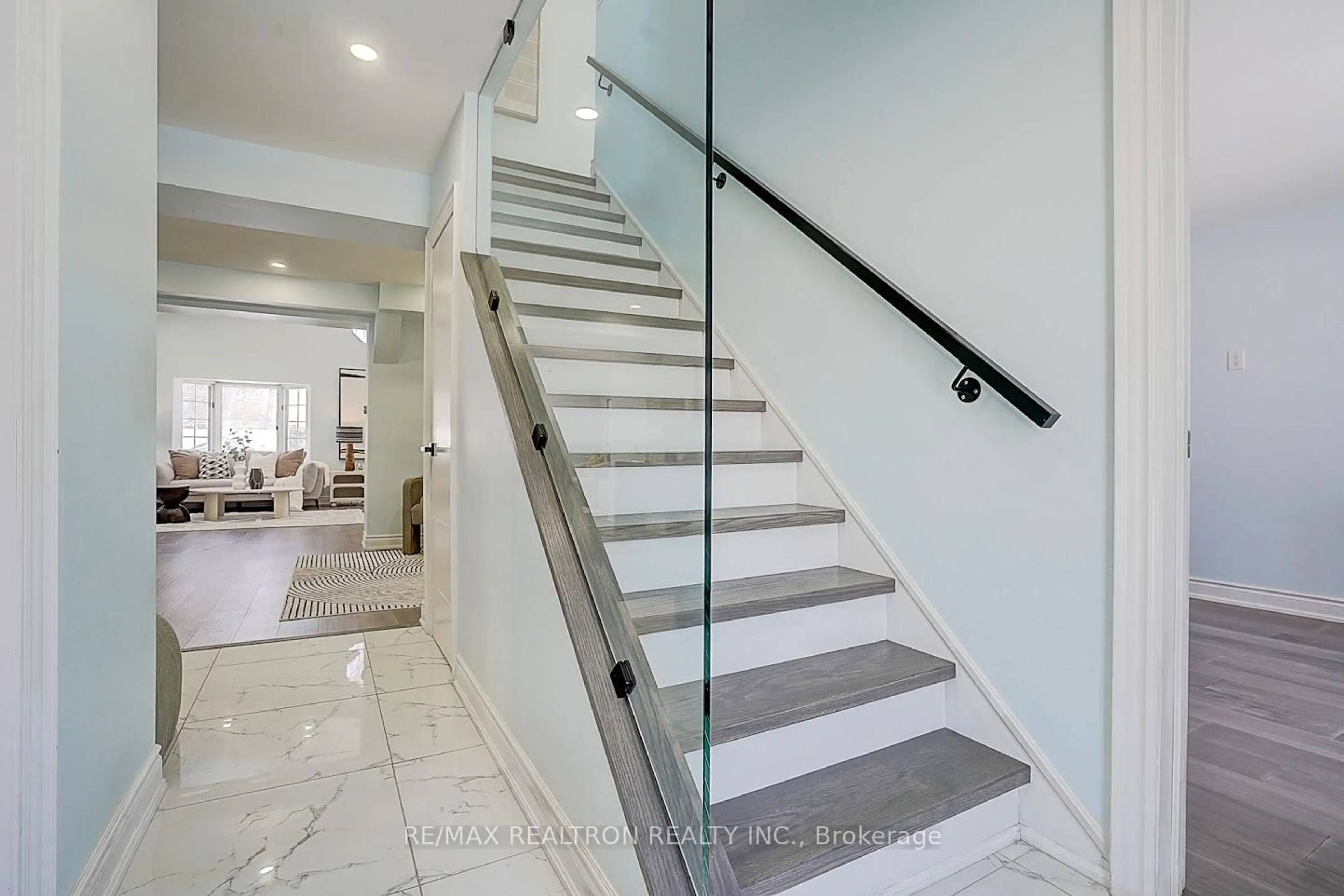 Stairs for 2143 Russett Rd, Mississauga Ontario L4Y 1C2