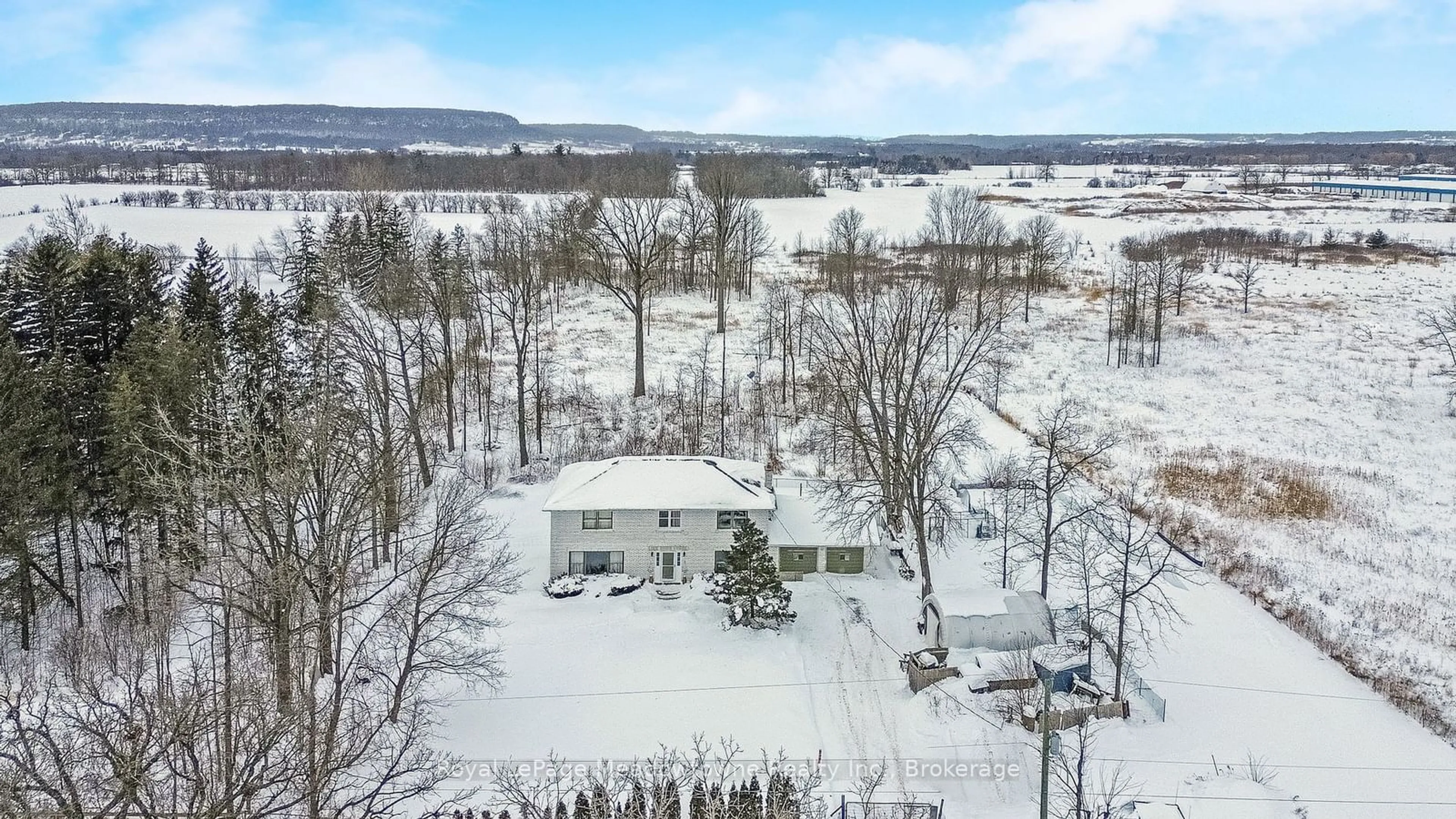 A pic from outside/outdoor area/front of a property/back of a property/a pic from drone, mountain view for 5636 Bell School Line, Burlington Ontario L7M 0P1