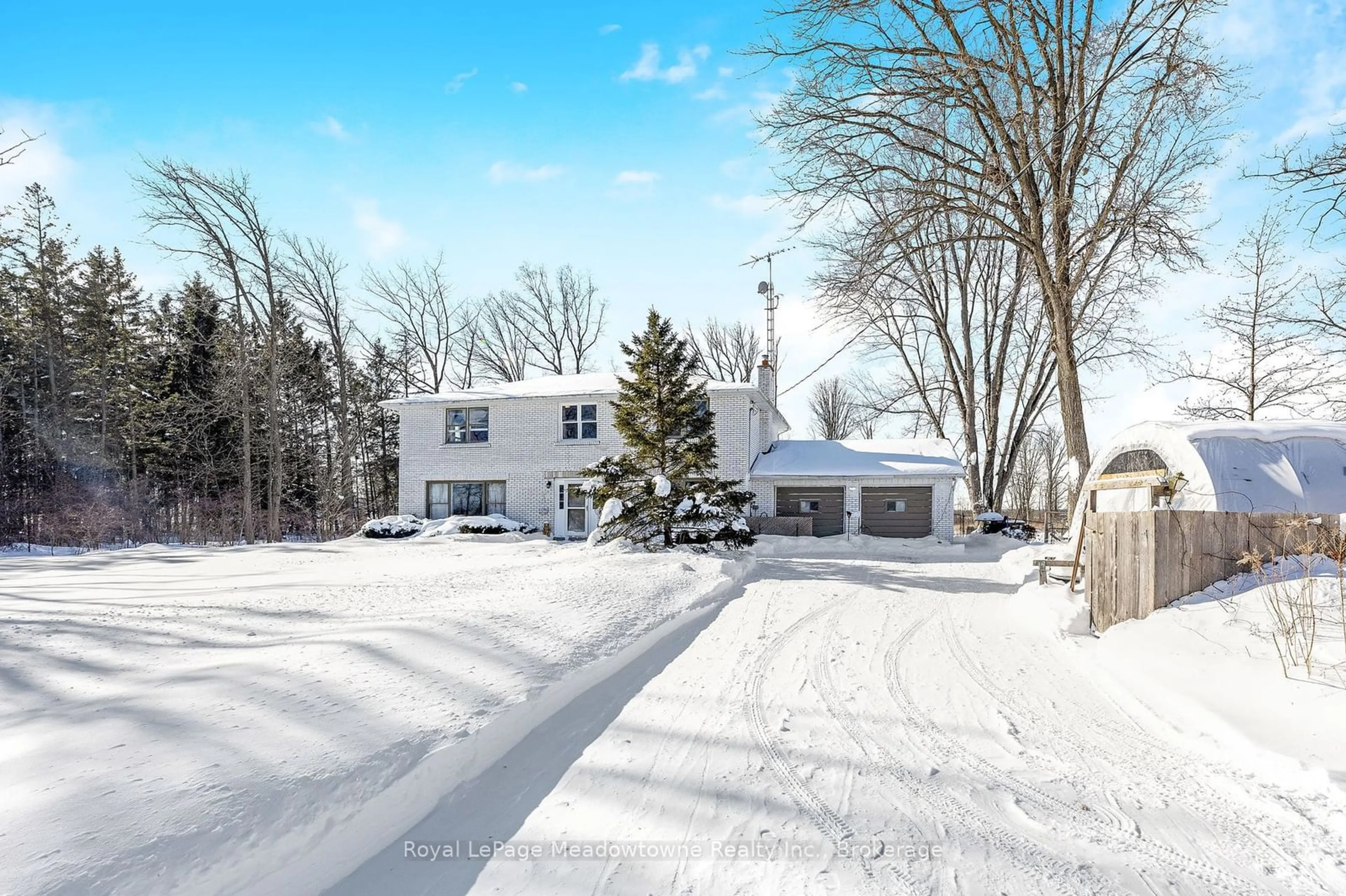 A pic from outside/outdoor area/front of a property/back of a property/a pic from drone, street for 5636 Bell School Line, Burlington Ontario L7M 0P1