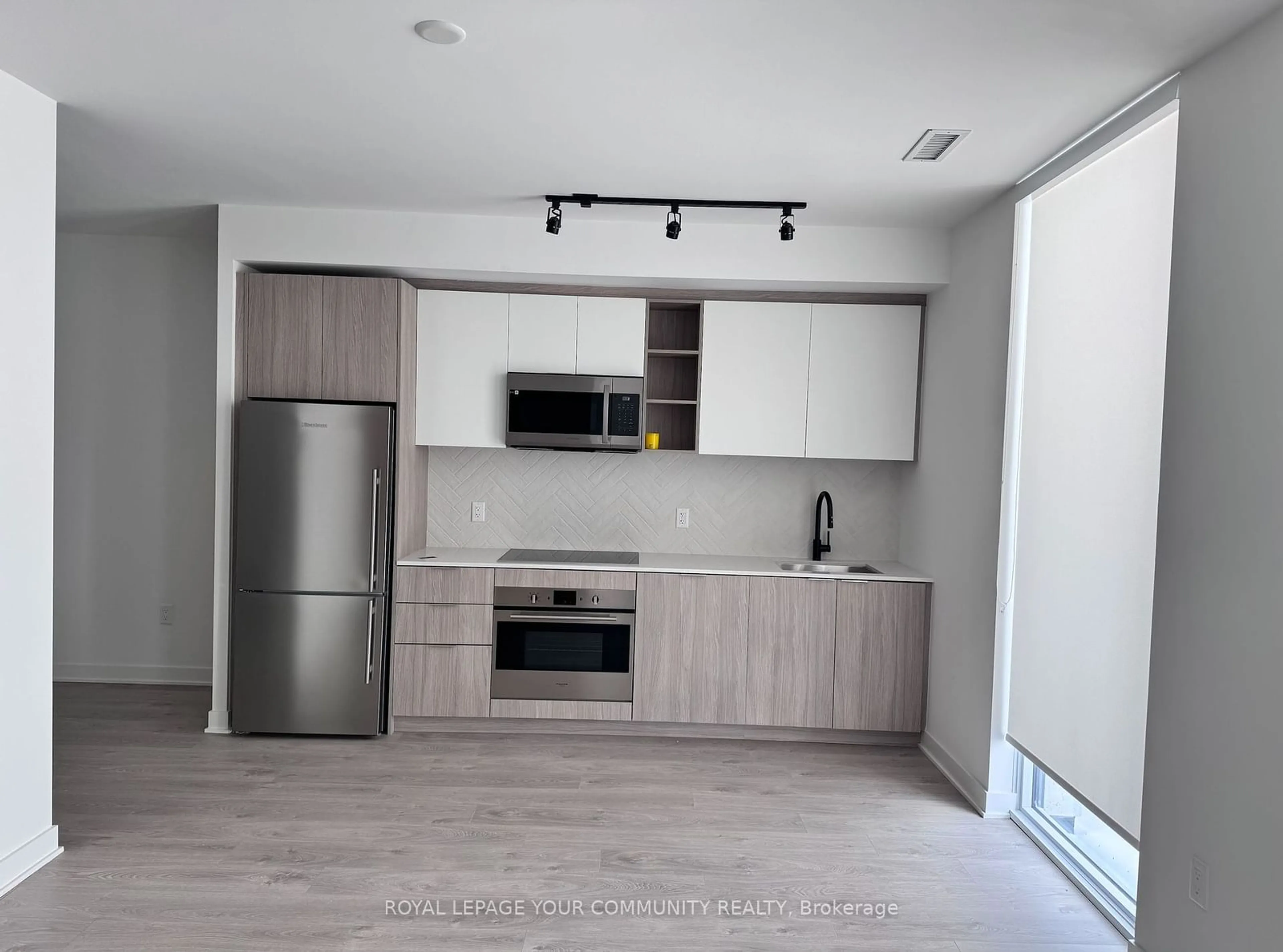 Standard kitchen, wood/laminate floor for 36 Zorra St #TH 108, Toronto Ontario M8Z 0G5