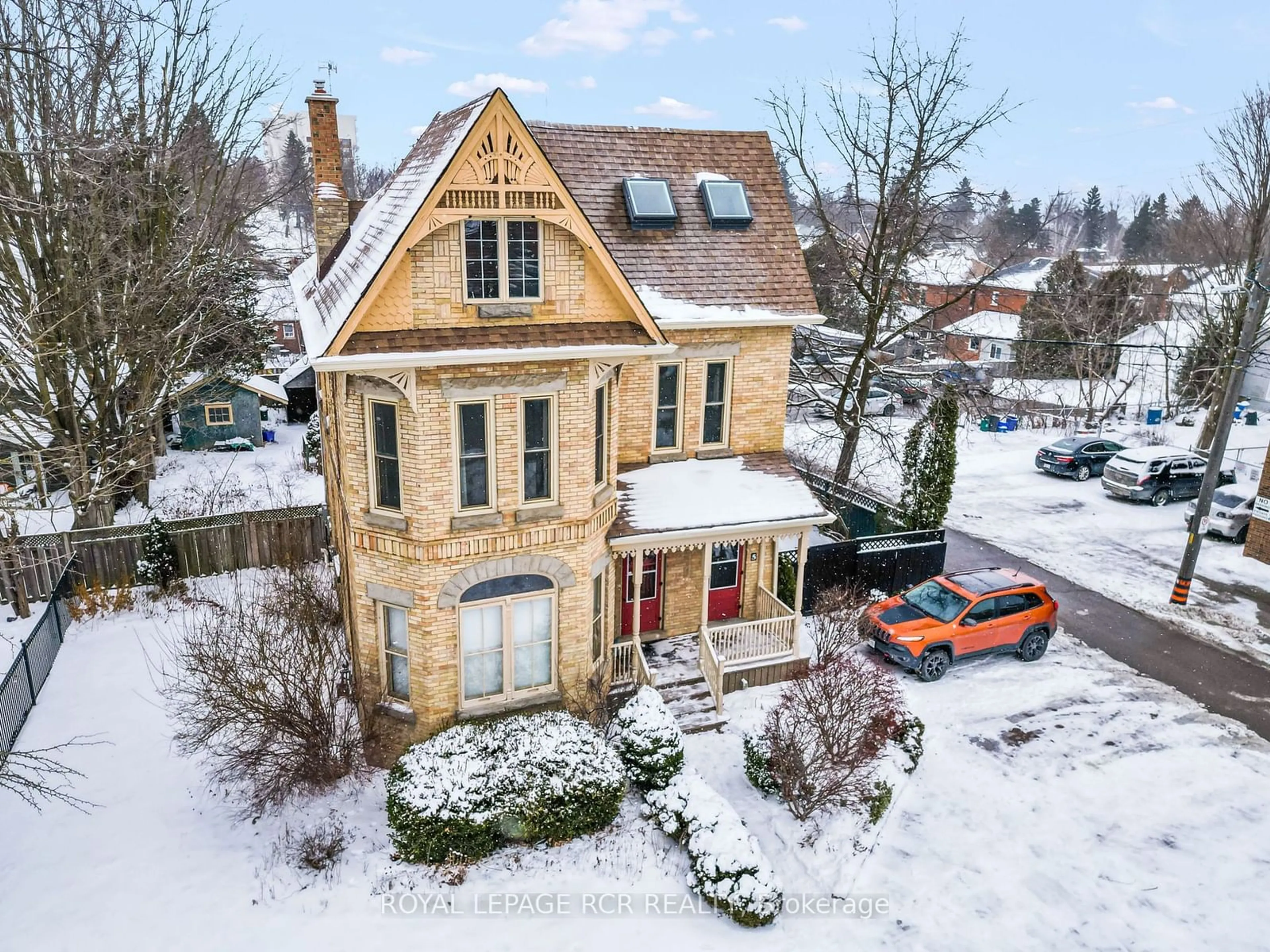 A pic from outside/outdoor area/front of a property/back of a property/a pic from drone, street for 7 Zina St, Orangeville Ontario L9W 1E2