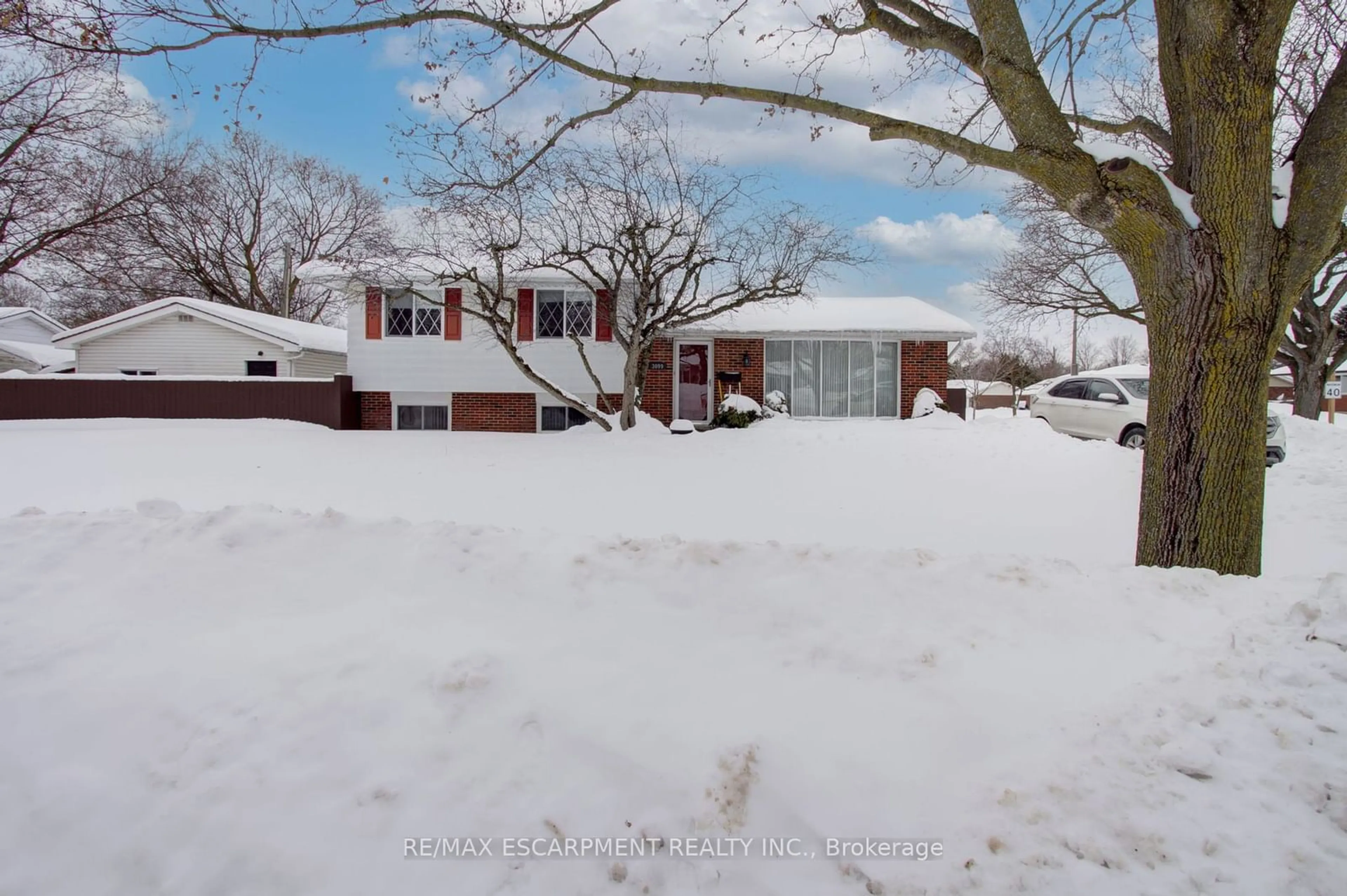 A pic from outside/outdoor area/front of a property/back of a property/a pic from drone, street for 3099 Northview Cres, Burlington Ontario L7M 1B2