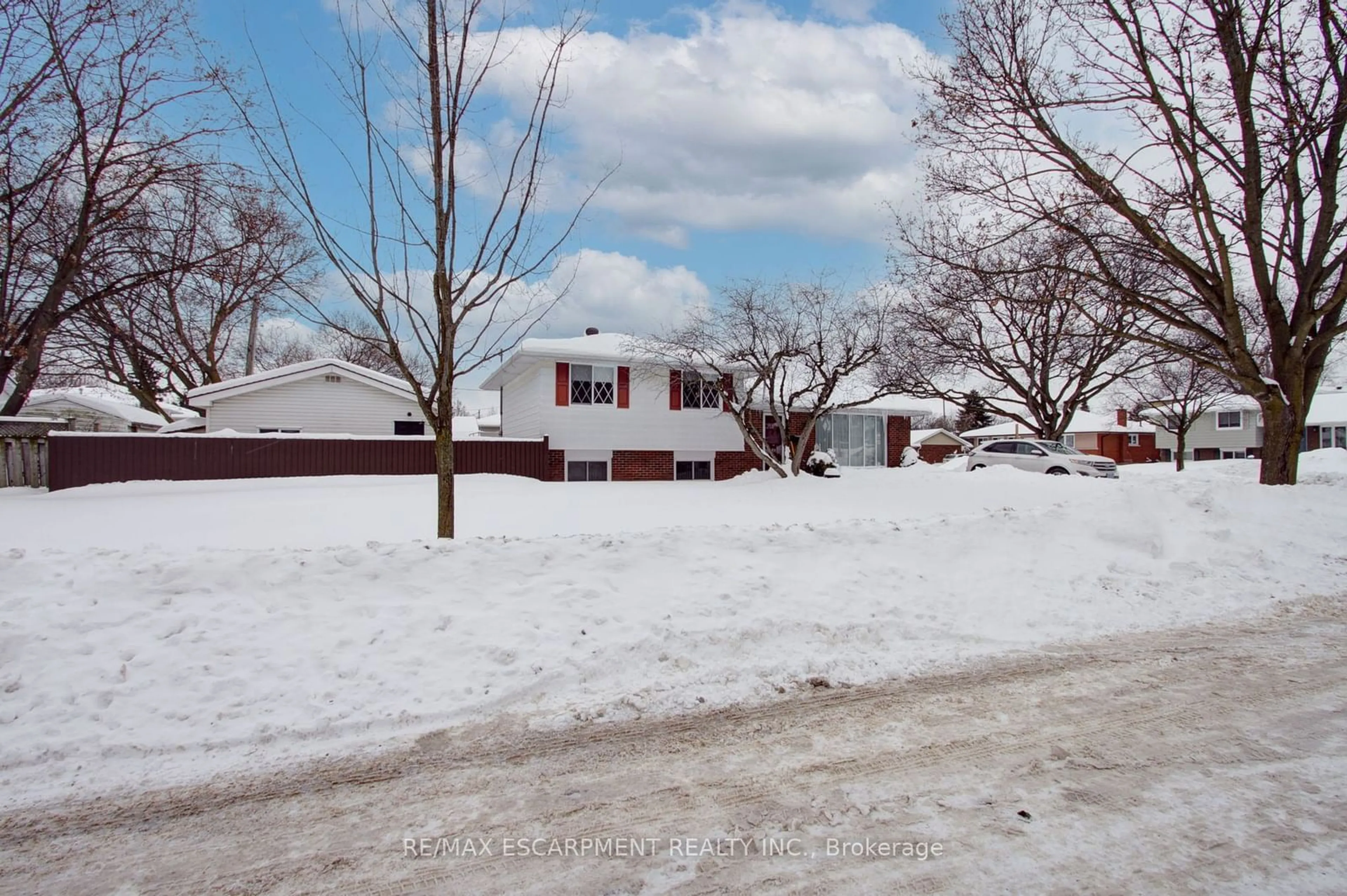 A pic from outside/outdoor area/front of a property/back of a property/a pic from drone, street for 3099 Northview Cres, Burlington Ontario L7M 1B2