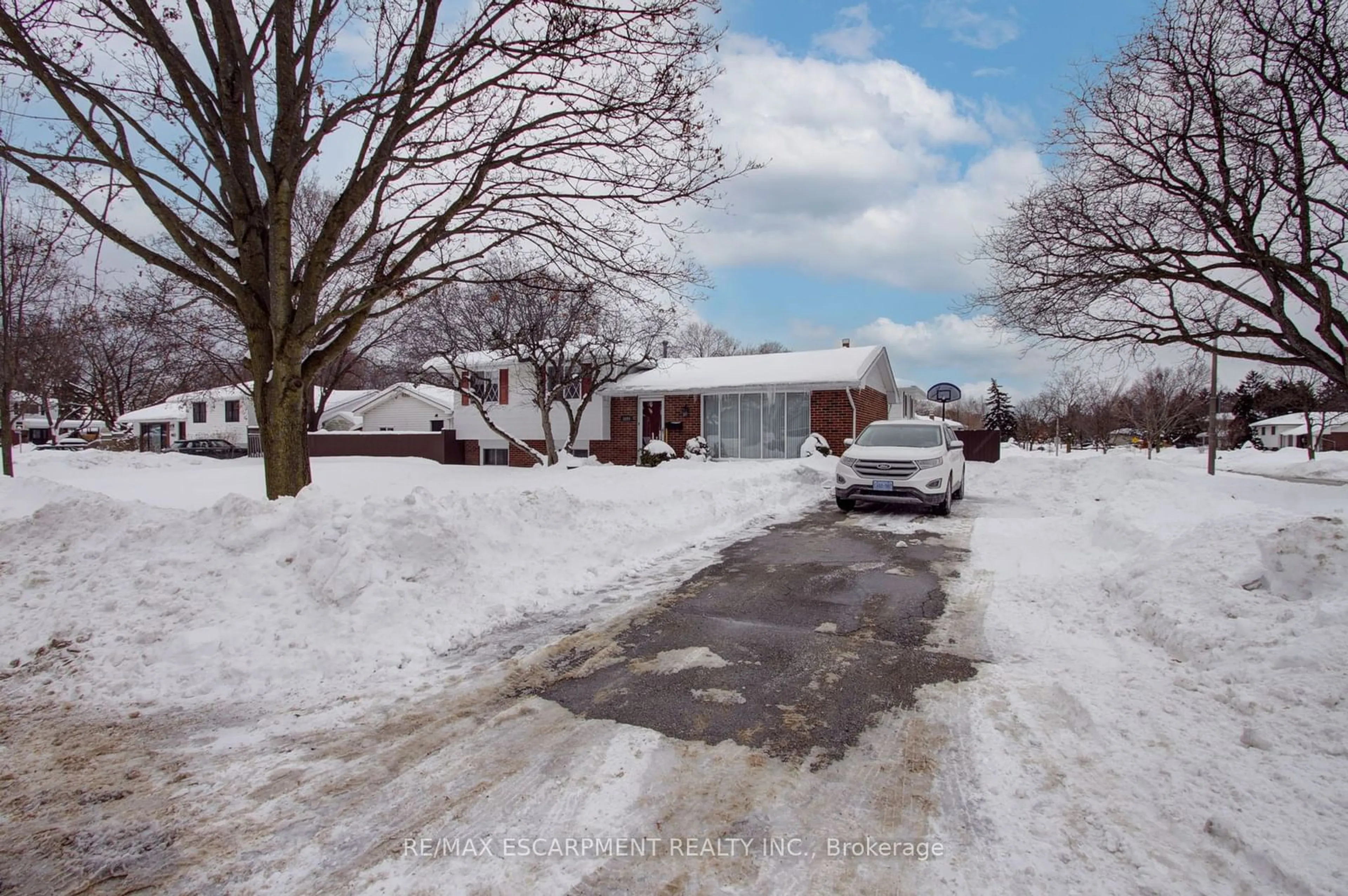 A pic from outside/outdoor area/front of a property/back of a property/a pic from drone, street for 3099 Northview Cres, Burlington Ontario L7M 1B2