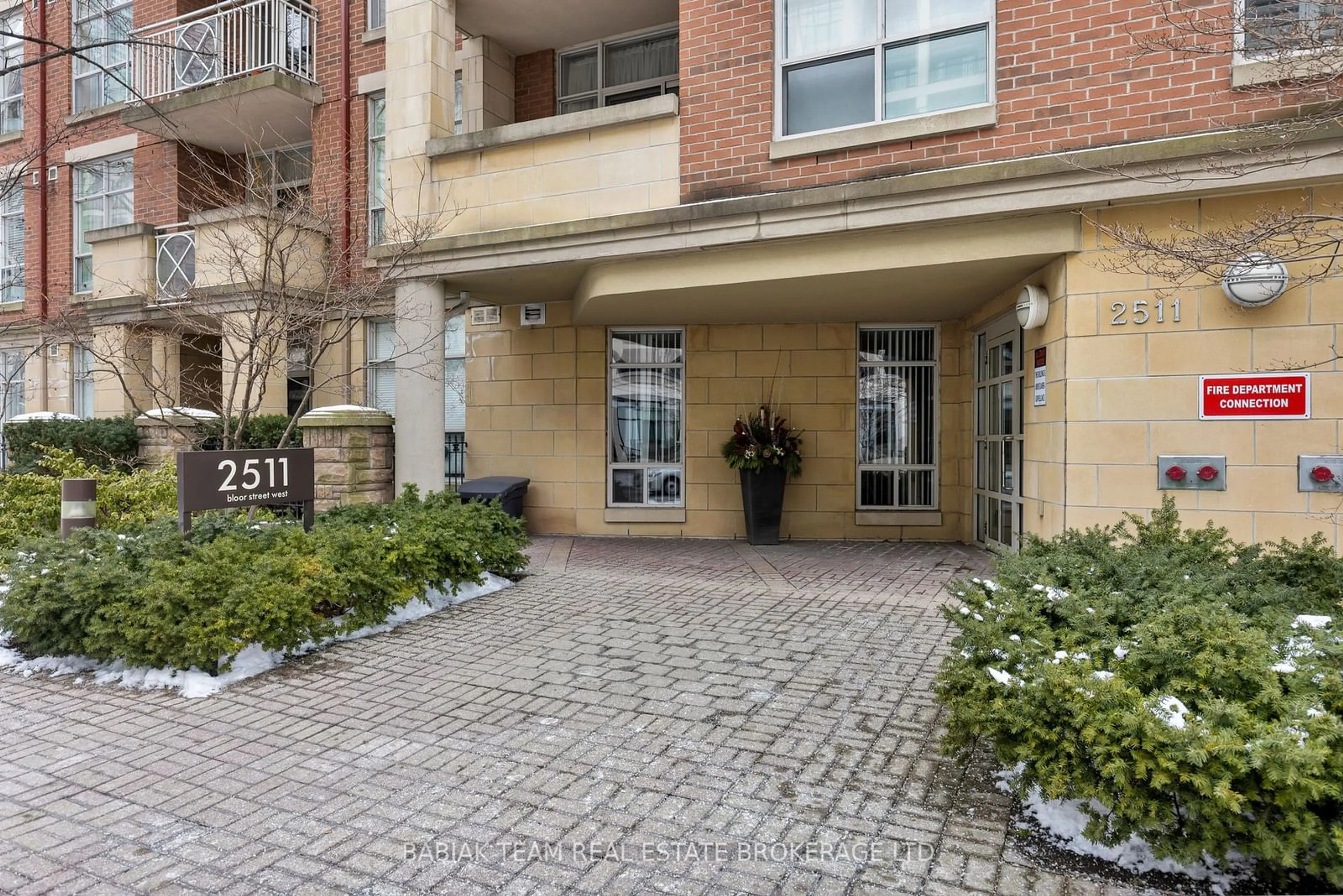 Patio, street for 2511 Bloor St #103, Toronto Ontario M6S 5A6