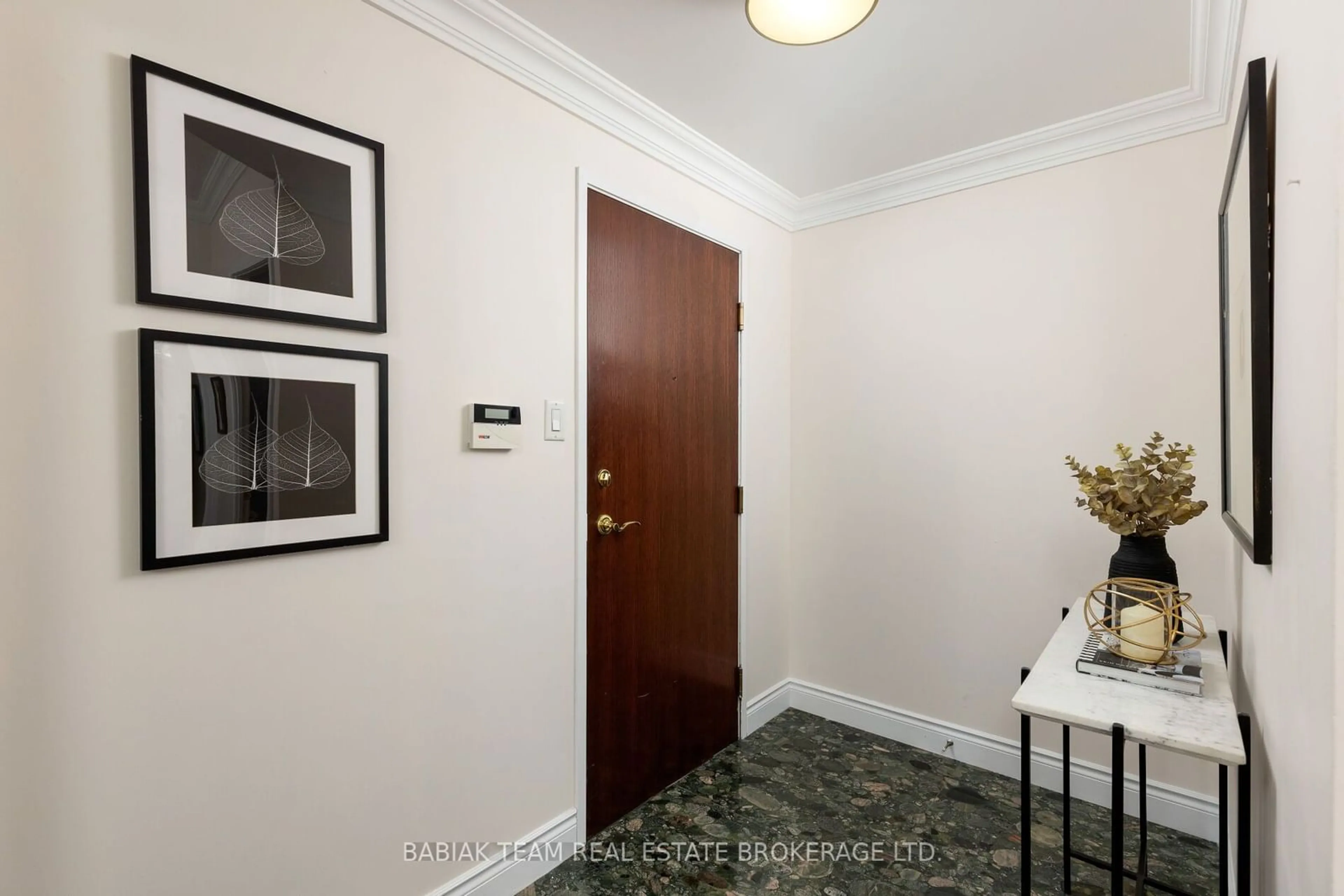 Indoor entryway for 2511 Bloor St #103, Toronto Ontario M6S 5A6