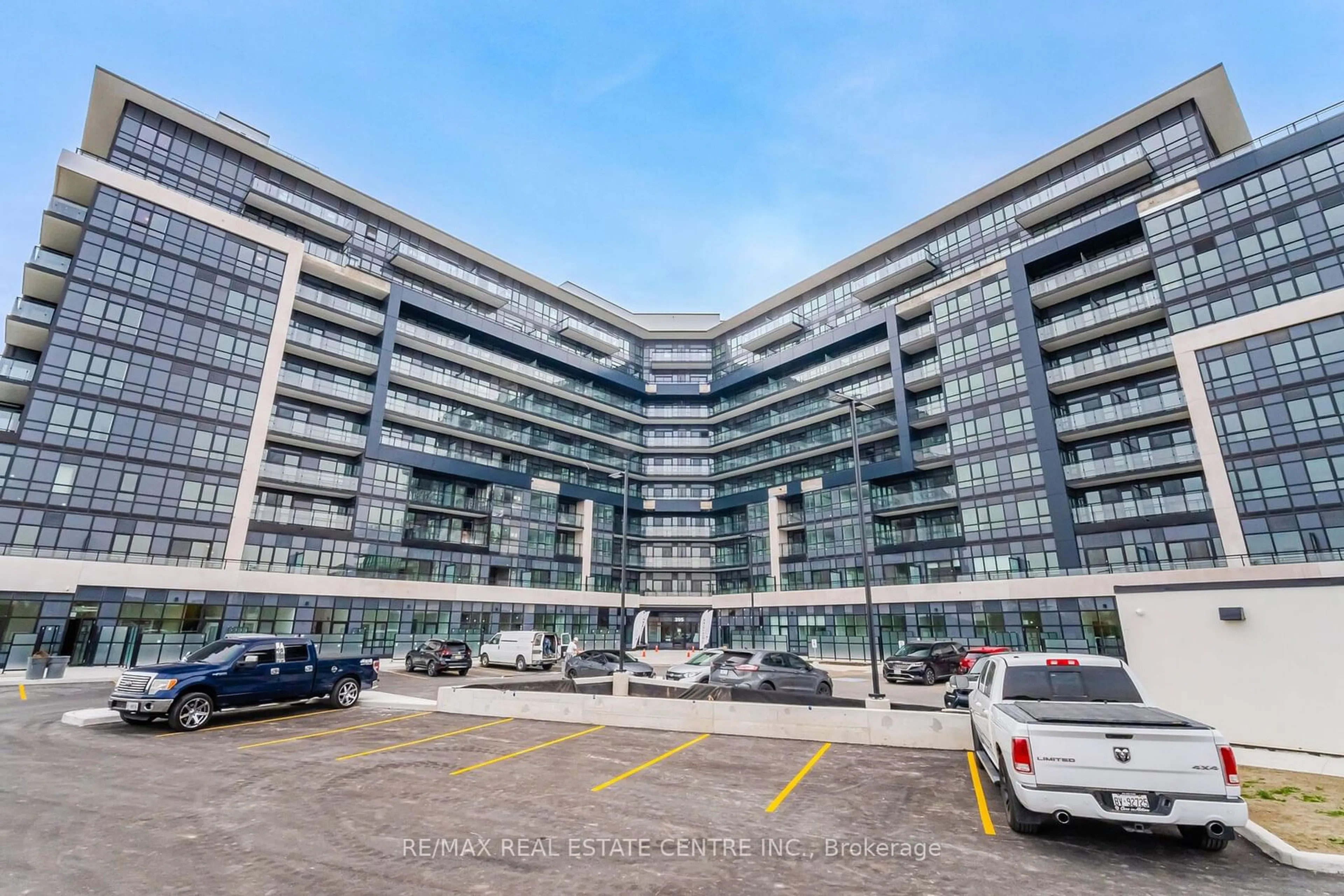 Indoor foyer for 395 Dundas St #212, Oakville Ontario L6M 4M2