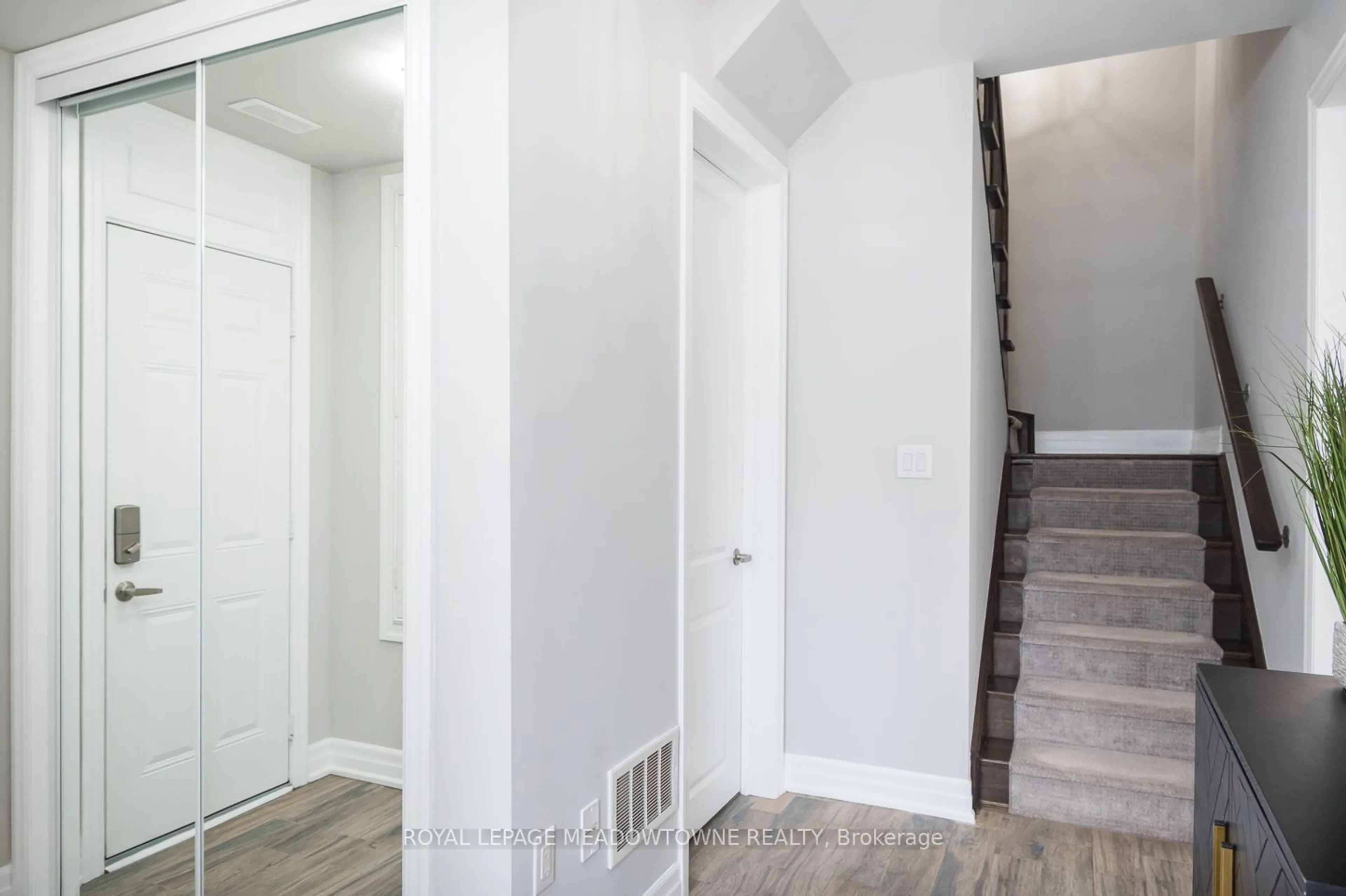 Indoor entryway for 501 Buckeye Crt #16, Milton Ontario L9E 1P3