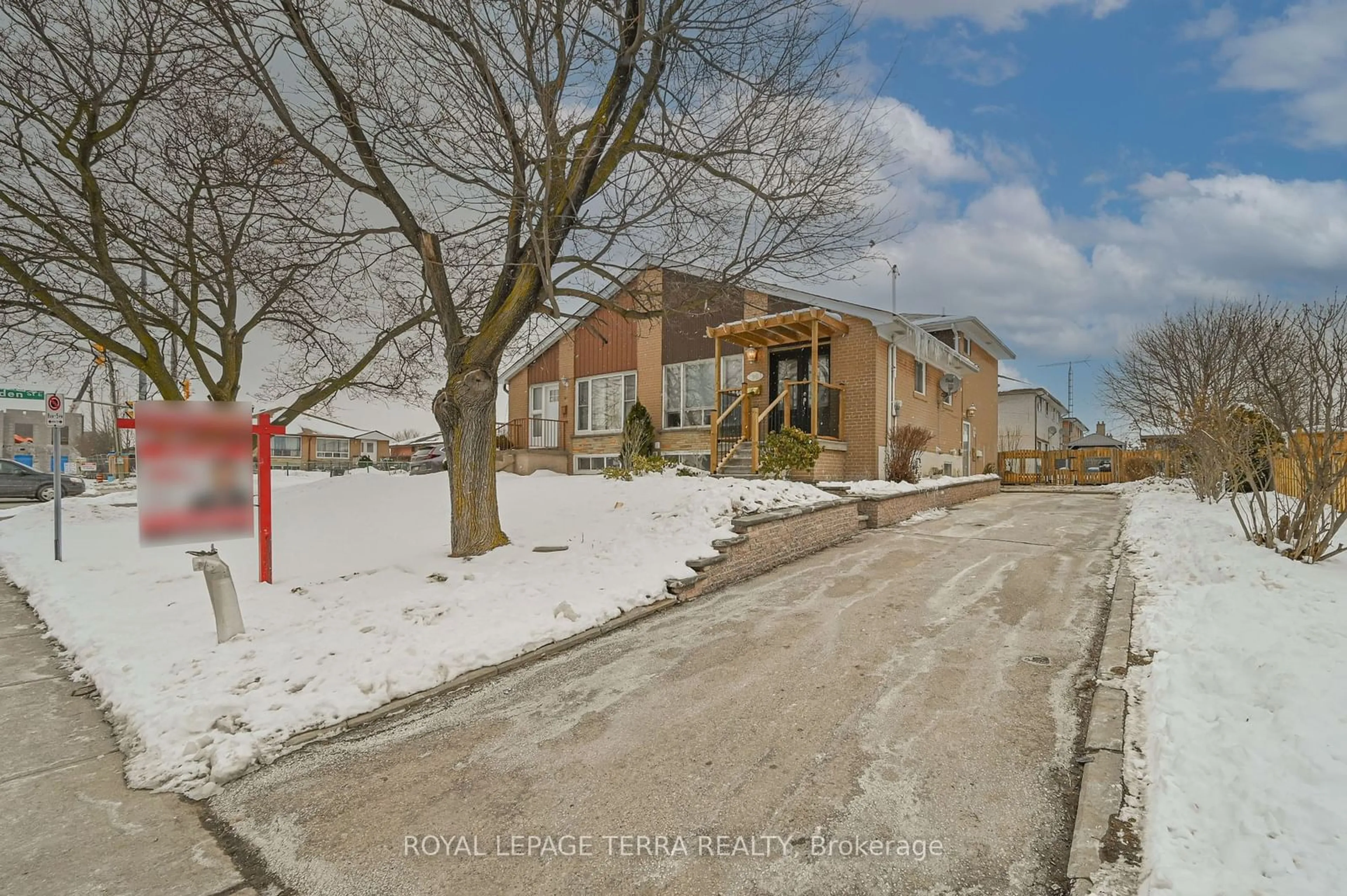 A pic from outside/outdoor area/front of a property/back of a property/a pic from drone, street for 96 Post Rd, Brampton Ontario L6V 1X2