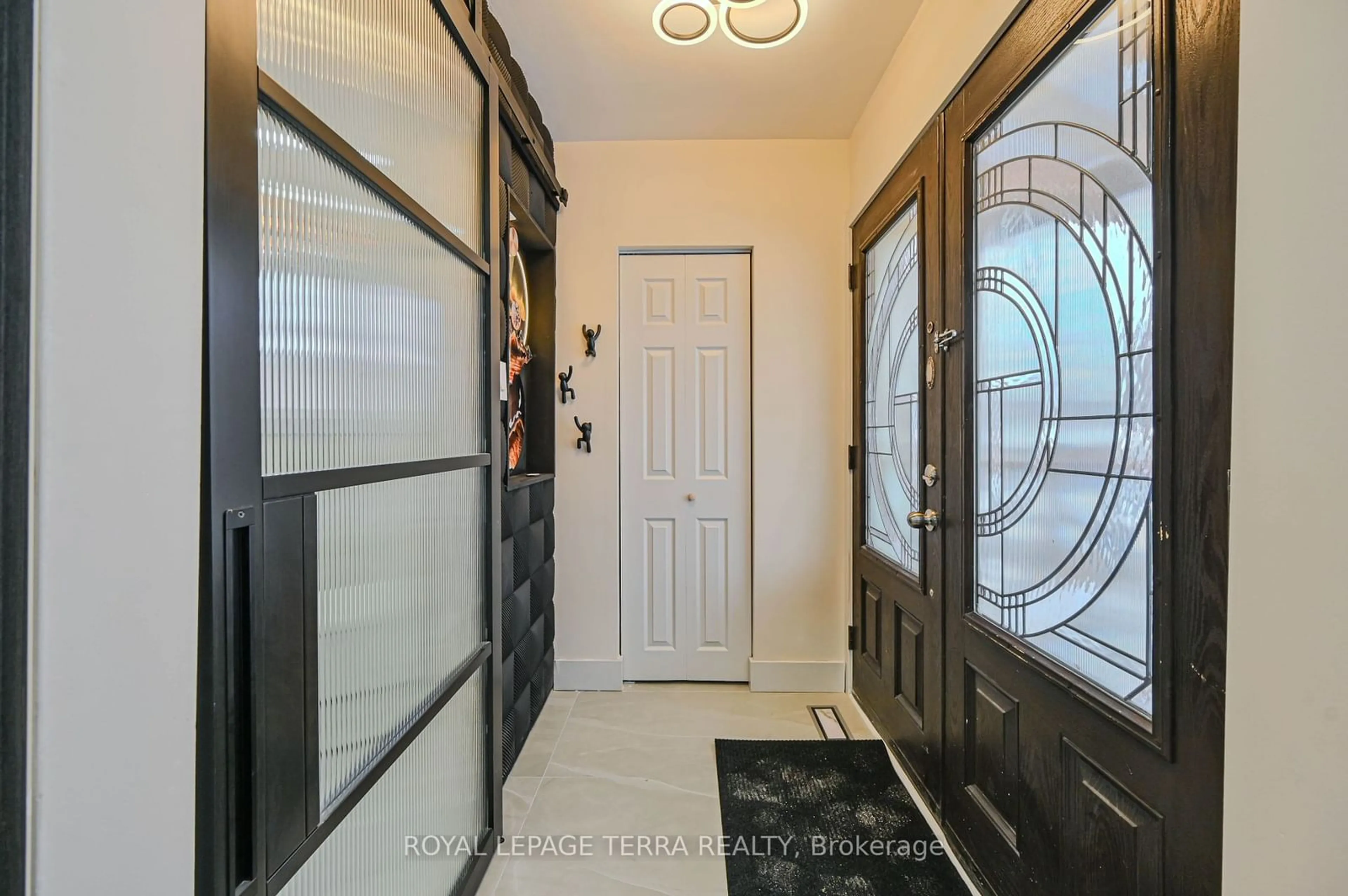 Indoor entryway for 96 Post Rd, Brampton Ontario L6V 1X2