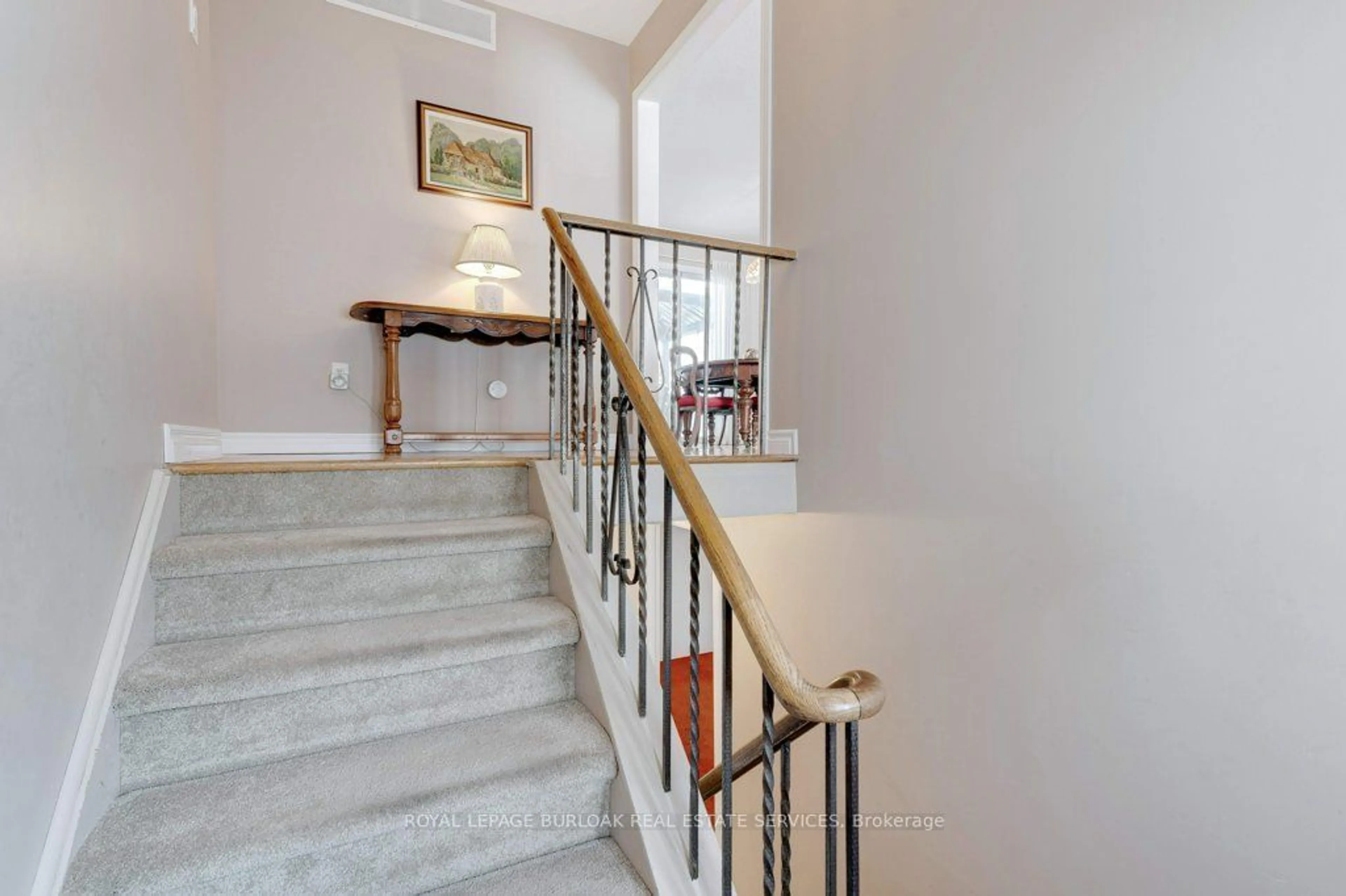 Indoor foyer for 3336 Rexway Dr, Burlington Ontario L7N 2L1