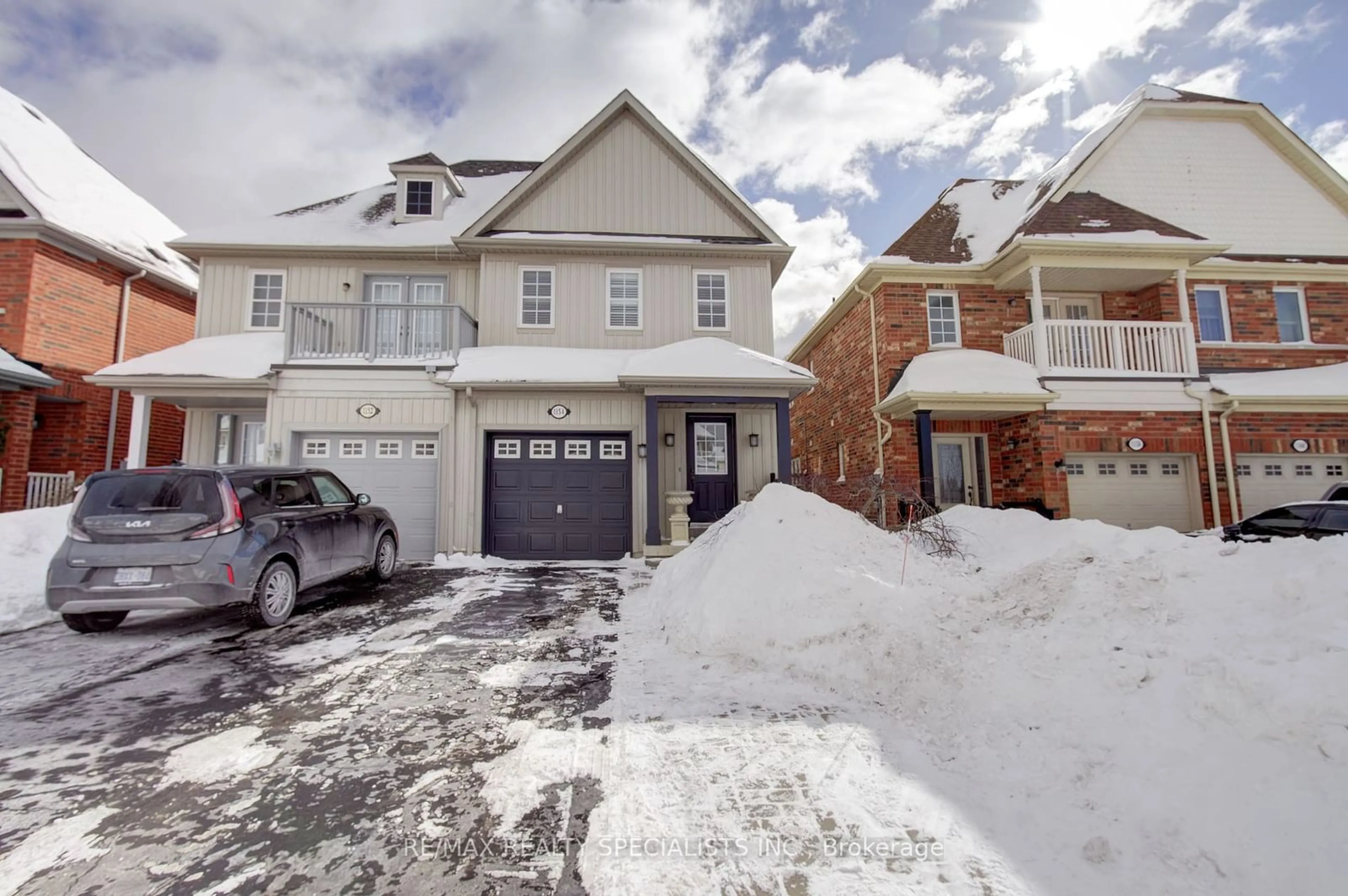 A pic from outside/outdoor area/front of a property/back of a property/a pic from drone, street for 1154 Hickory Hollow Glen, Mississauga Ontario L5W 1Z8