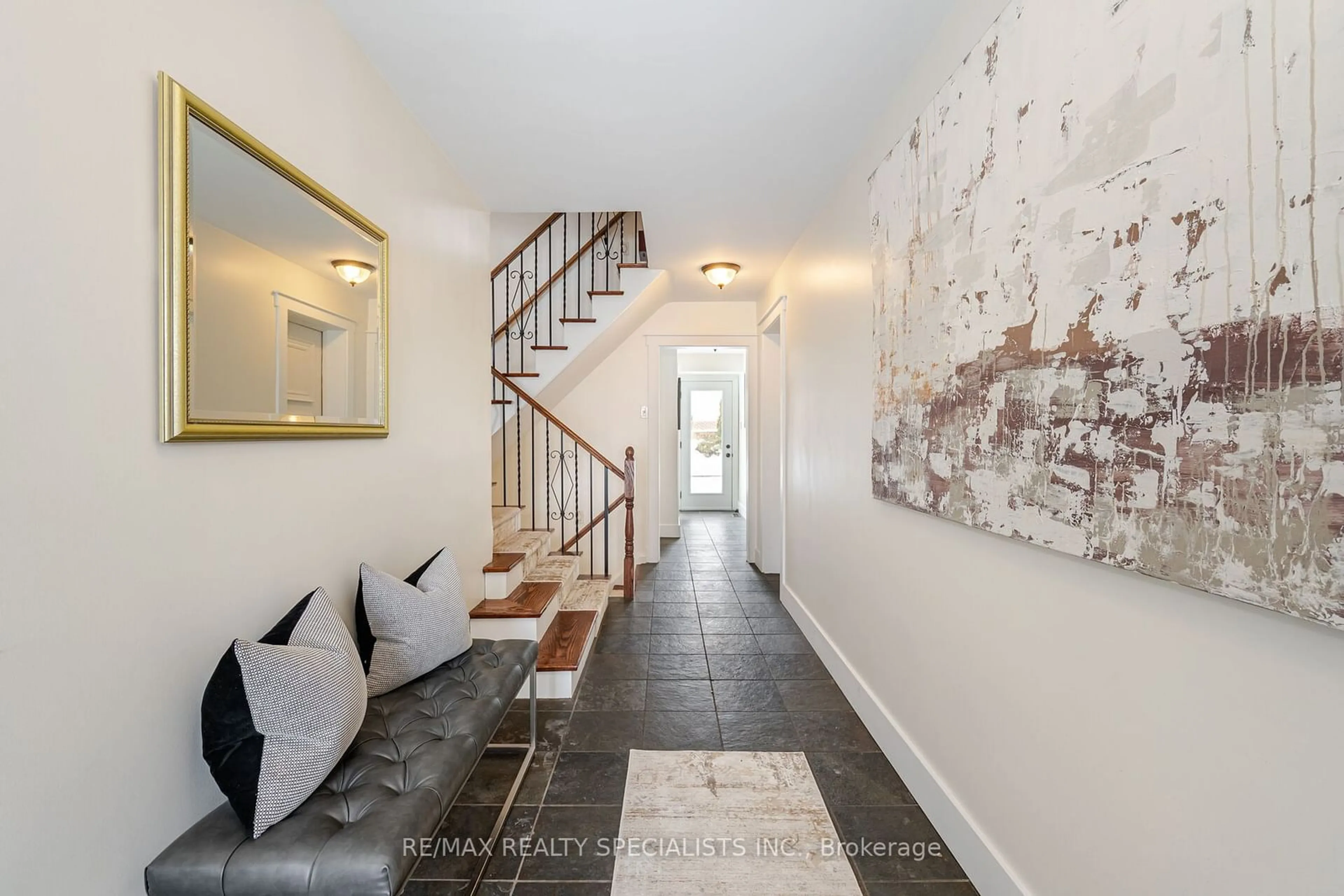 Indoor entryway for 2341 Altersen Pl, Mississauga Ontario L5A 1N7