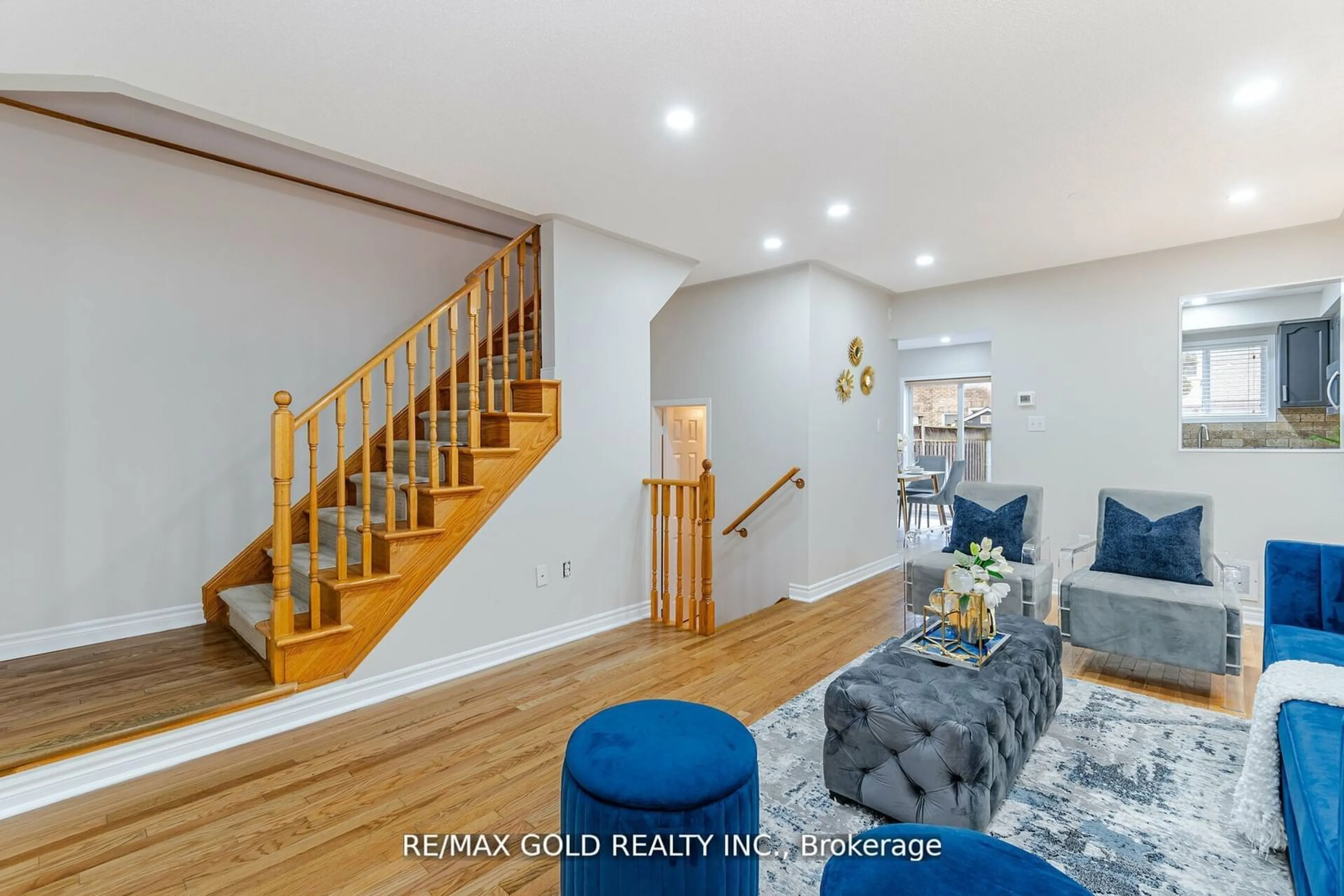 Indoor entryway for 32 Dills Cres, Milton Ontario L9T 5P9