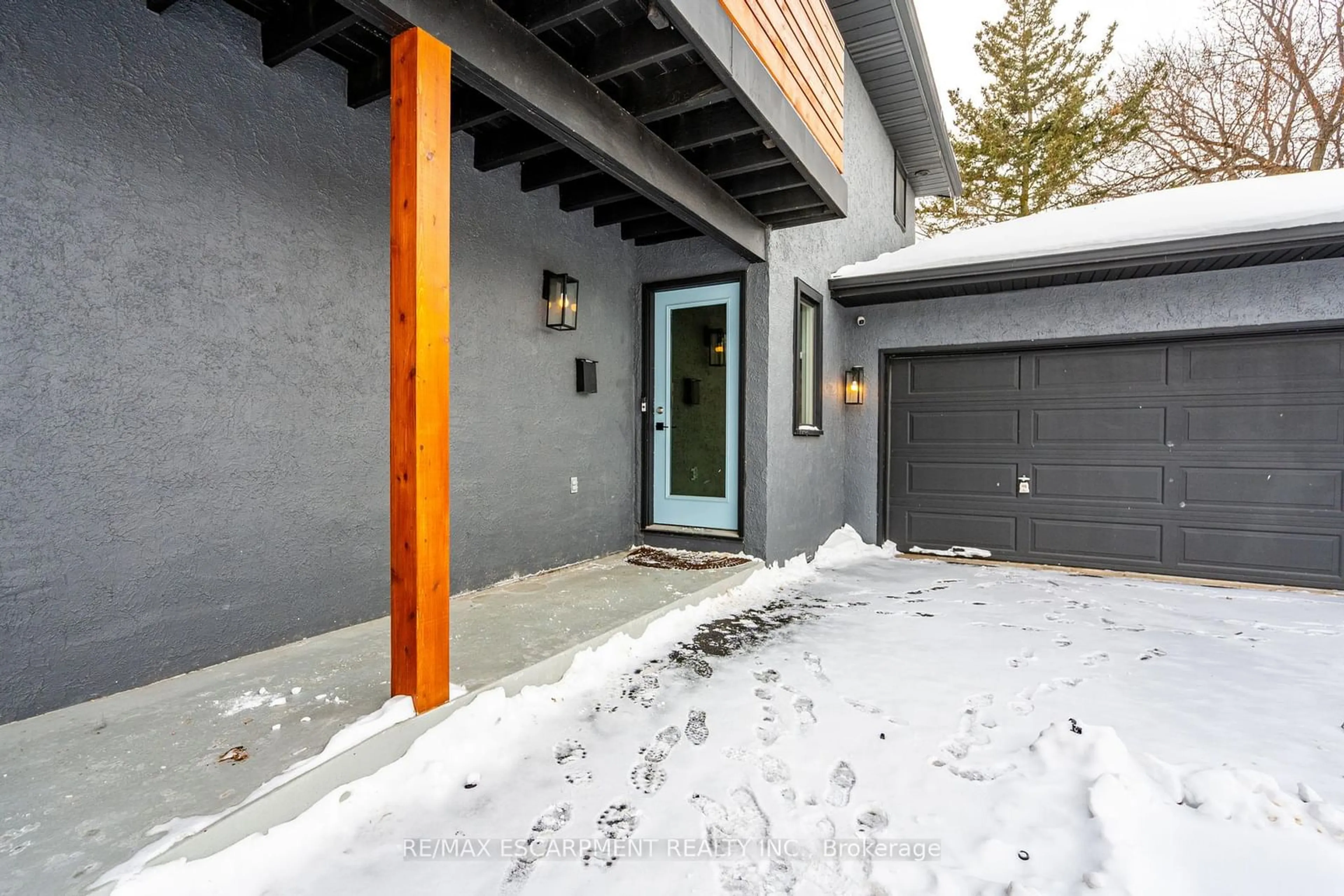 Indoor entryway for 3135 MICHAEL Cres, Burlington Ontario L7M 1V3