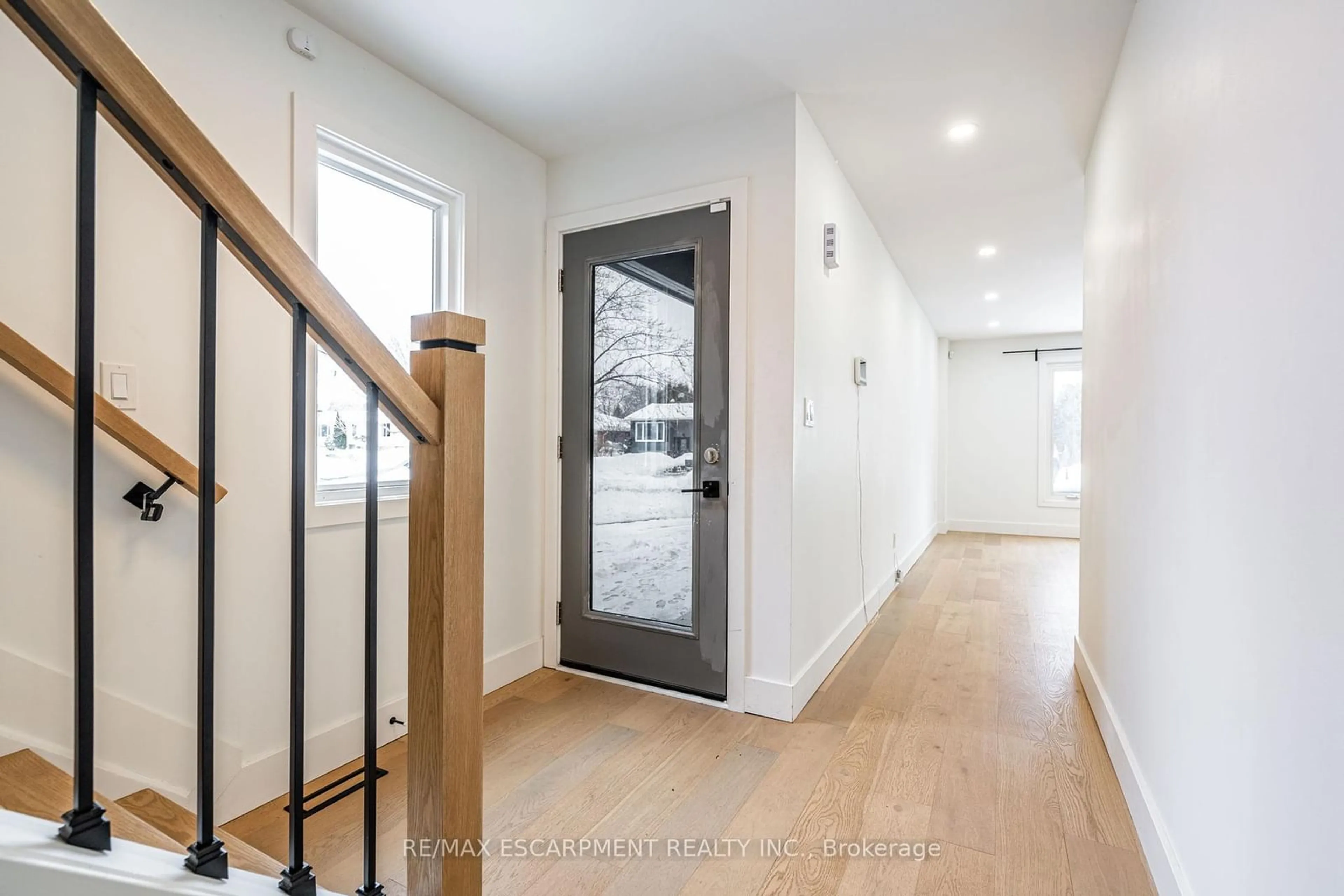 Indoor entryway for 3135 MICHAEL Cres, Burlington Ontario L7M 1V3