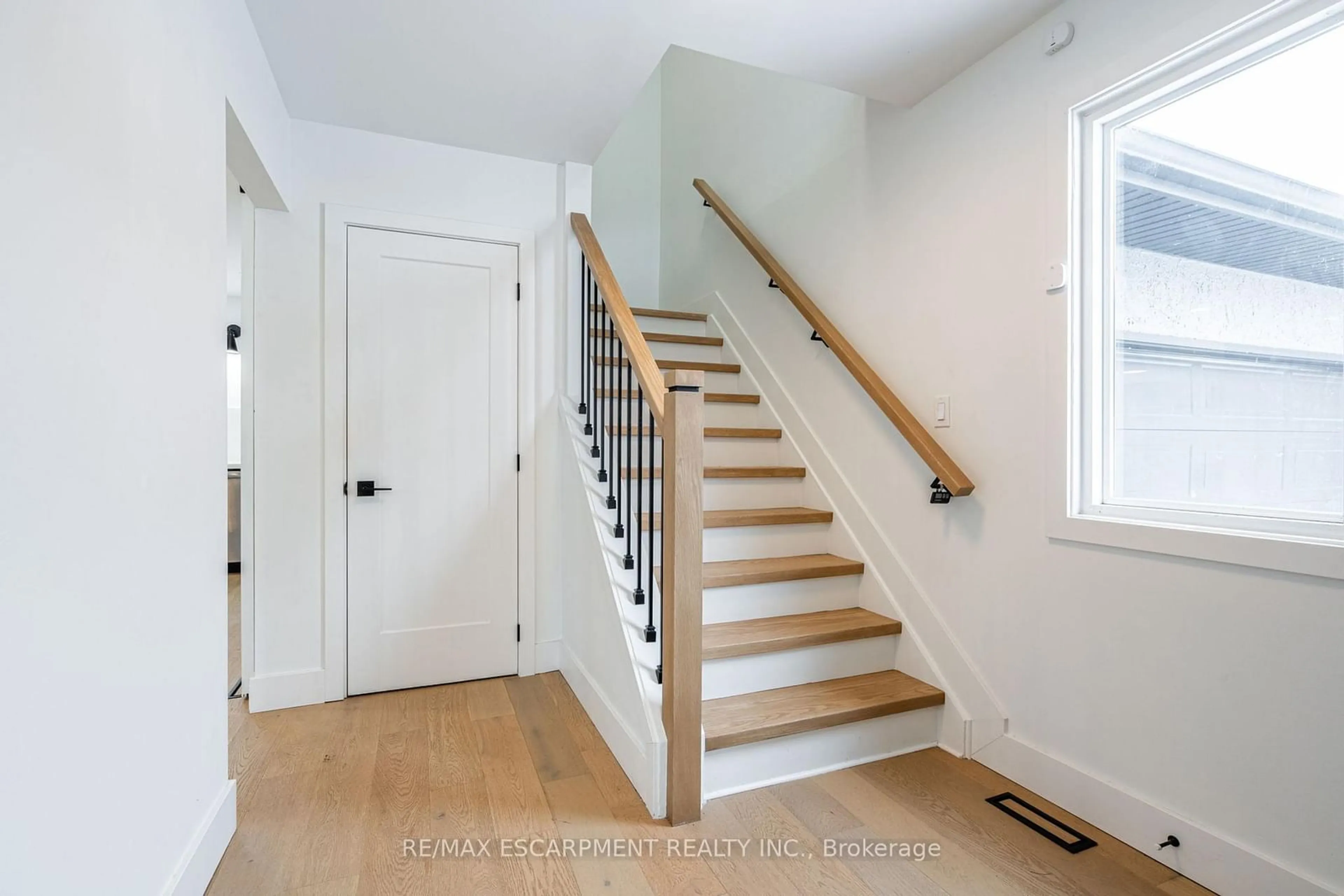 Stairs for 3135 MICHAEL Cres, Burlington Ontario L7M 1V3