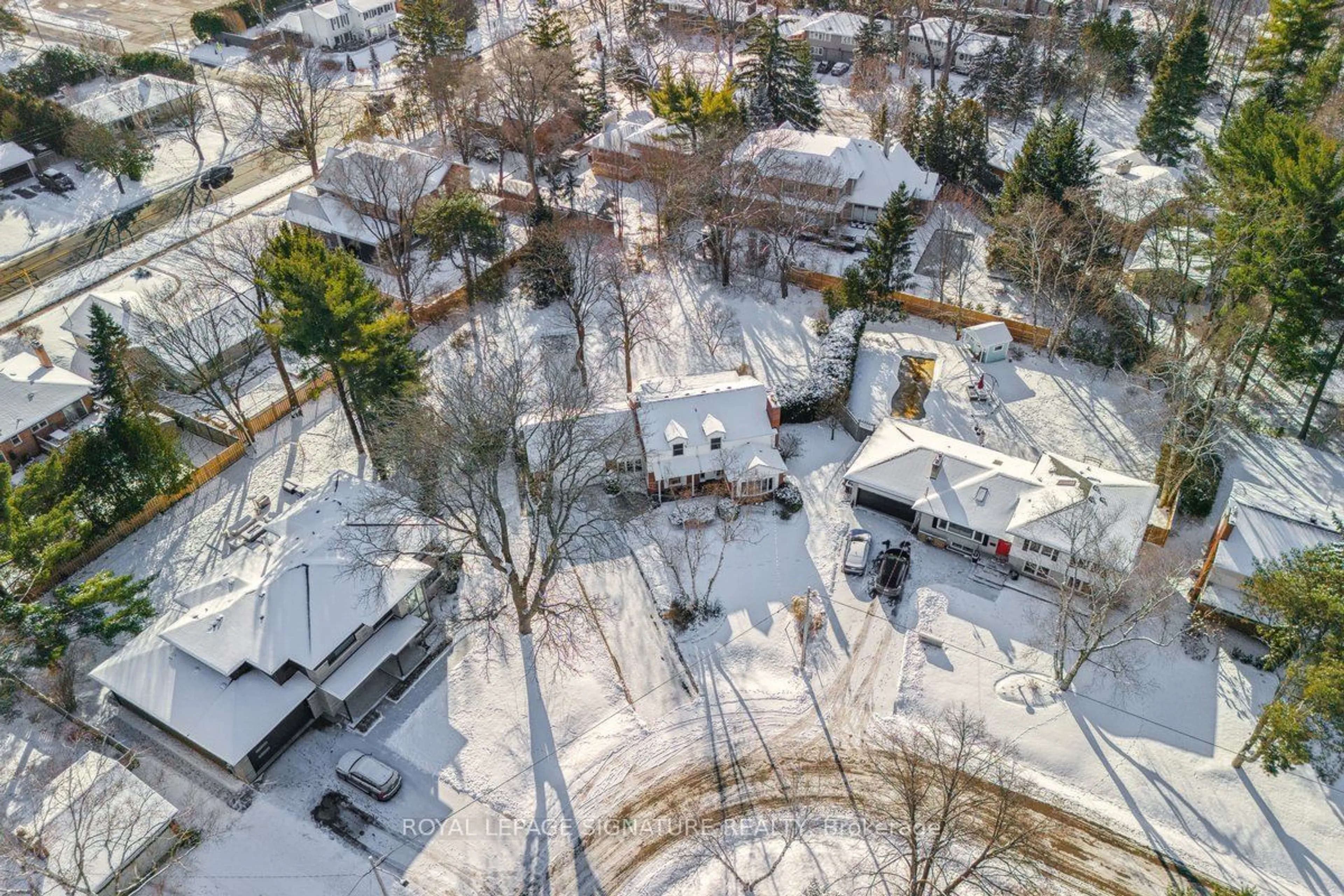 A pic from outside/outdoor area/front of a property/back of a property/a pic from drone, street for 1662 Bramsey Dr, Mississauga Ontario L5J 2H6