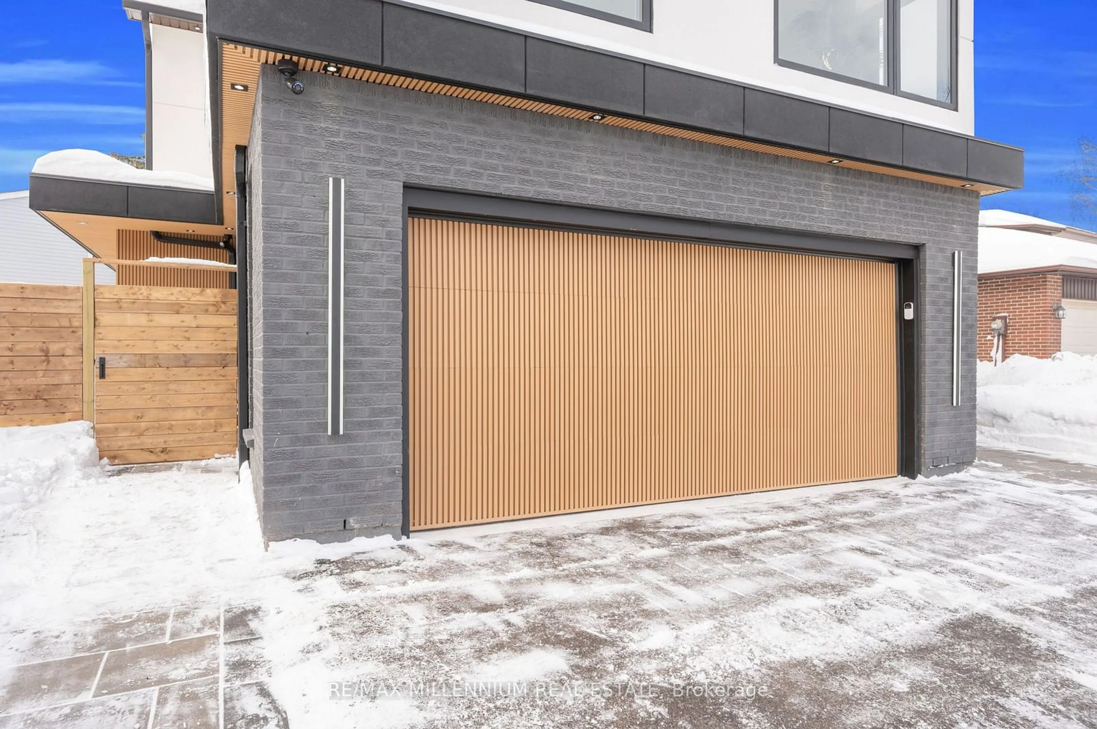 Indoor garage for 2893 Folkway Dr, Mississauga Ontario L5L 2H2