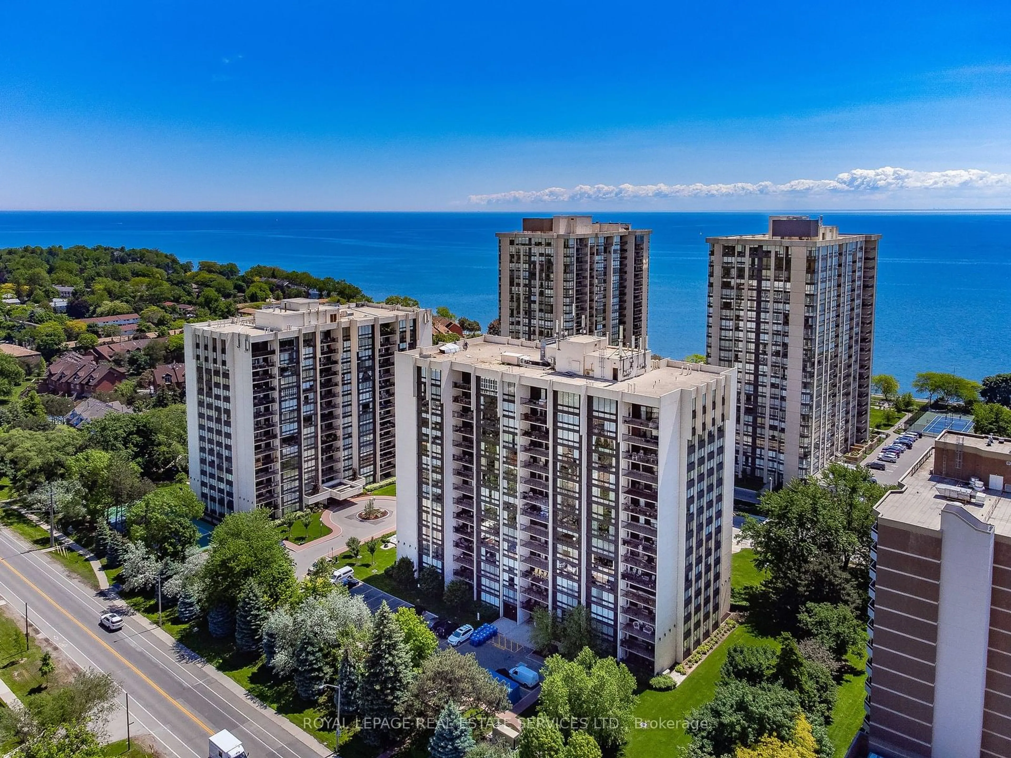 A pic from outside/outdoor area/front of a property/back of a property/a pic from drone, city buildings view from balcony for 2185 Marine Dr #1402, Oakville Ontario L6L 5L6