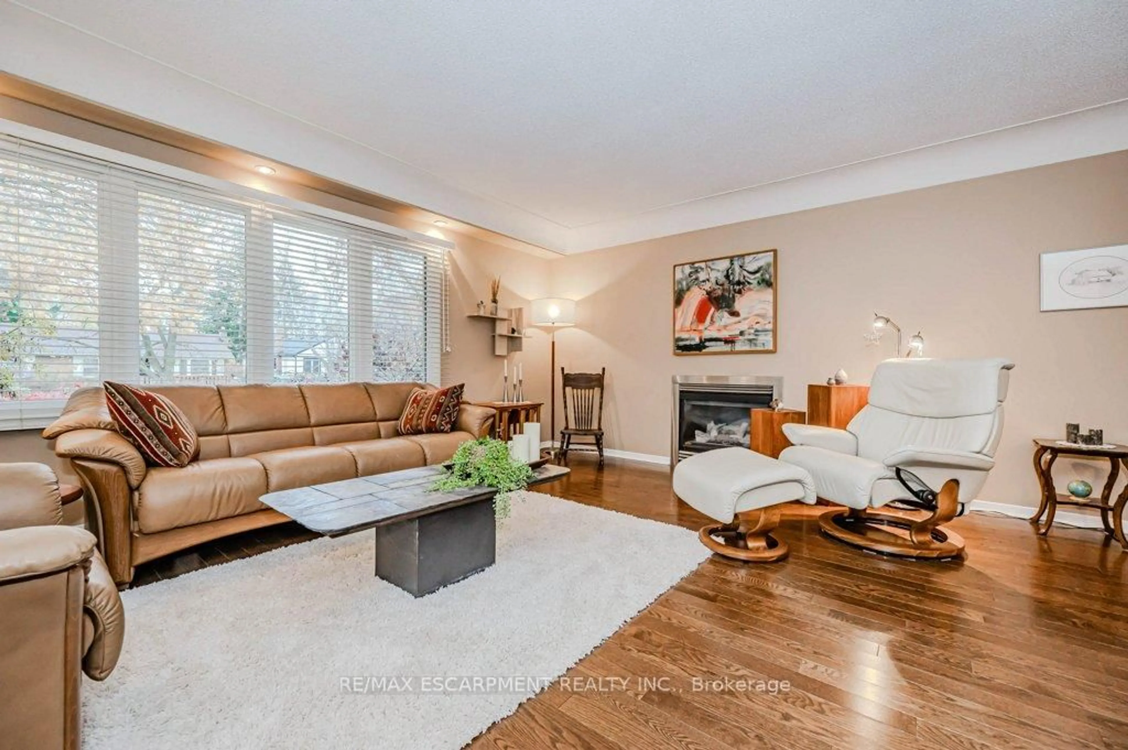 Living room with furniture, wood/laminate floor for 957 Sanford Dr, Burlington Ontario L7T 3G7