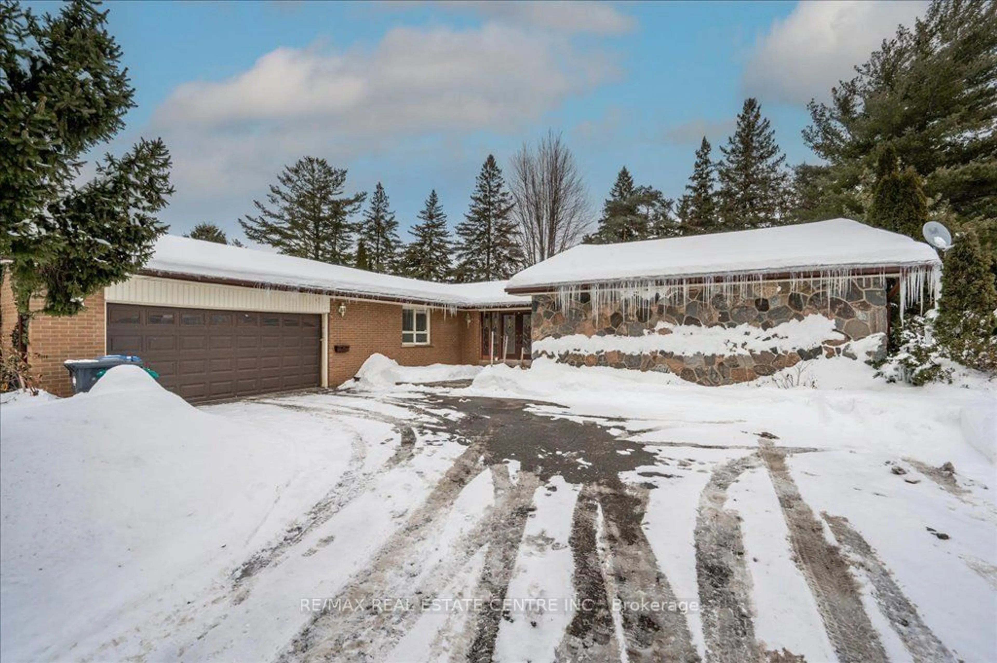 A pic from outside/outdoor area/front of a property/back of a property/a pic from drone, street for 2260 Oneida Cres, Mississauga Ontario L5C 1V6