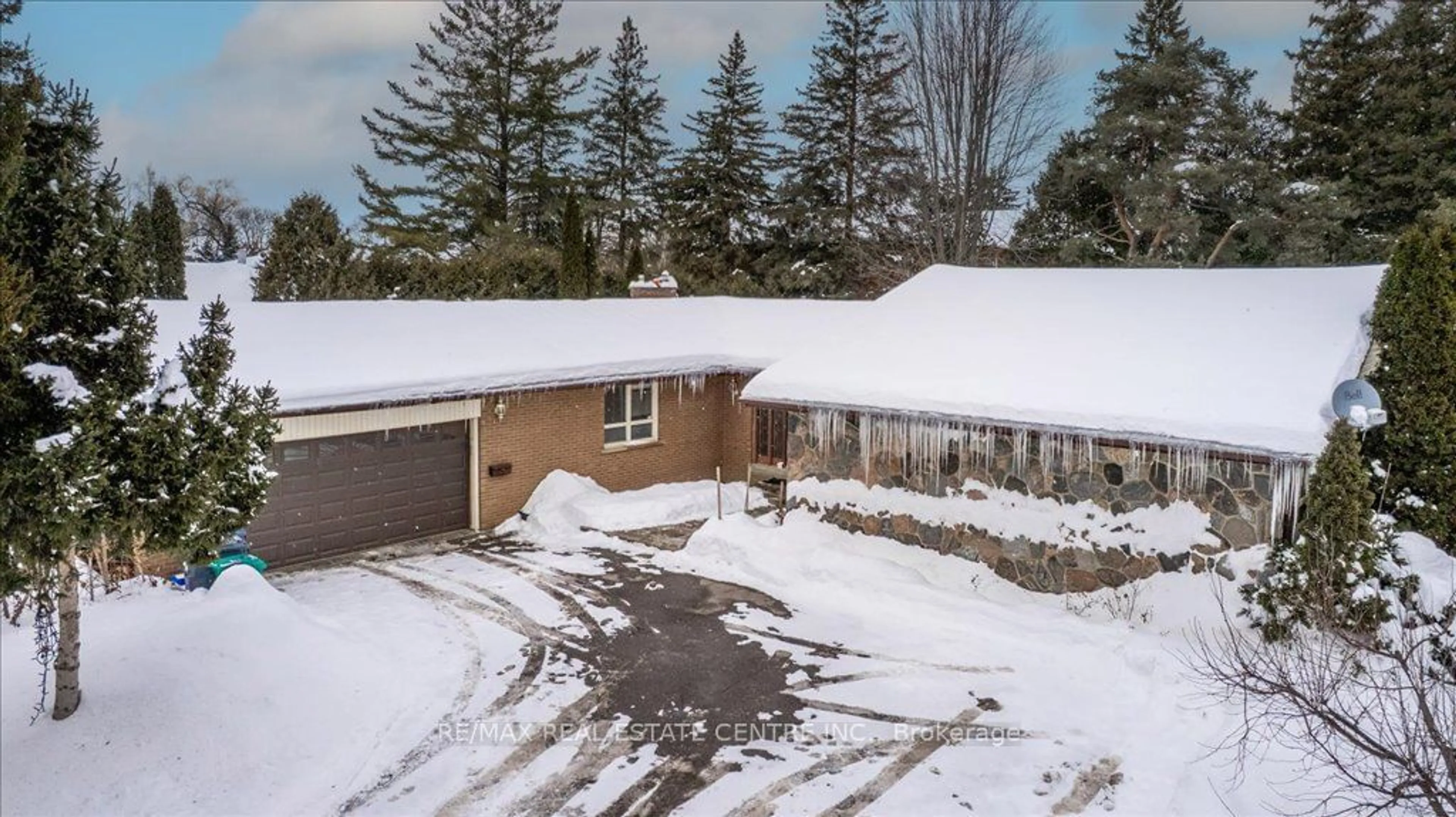 A pic from outside/outdoor area/front of a property/back of a property/a pic from drone, street for 2260 Oneida Cres, Mississauga Ontario L5C 1V6